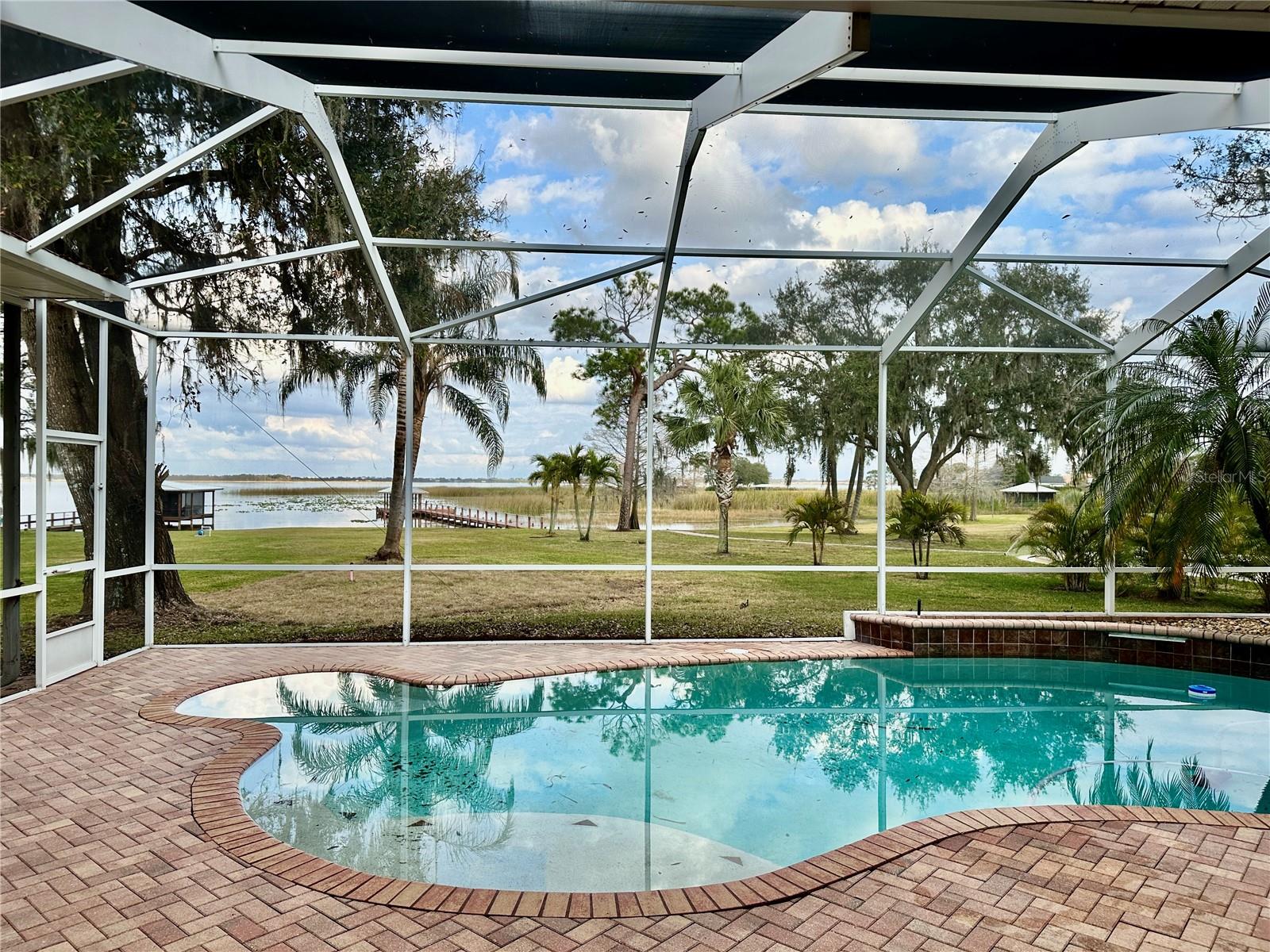 1006 W LAKE HAMILTON DR