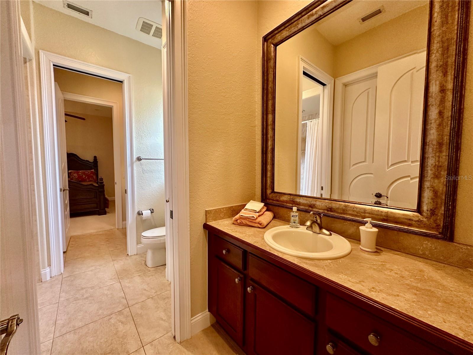 1006 W LAKE HAMILTON DR