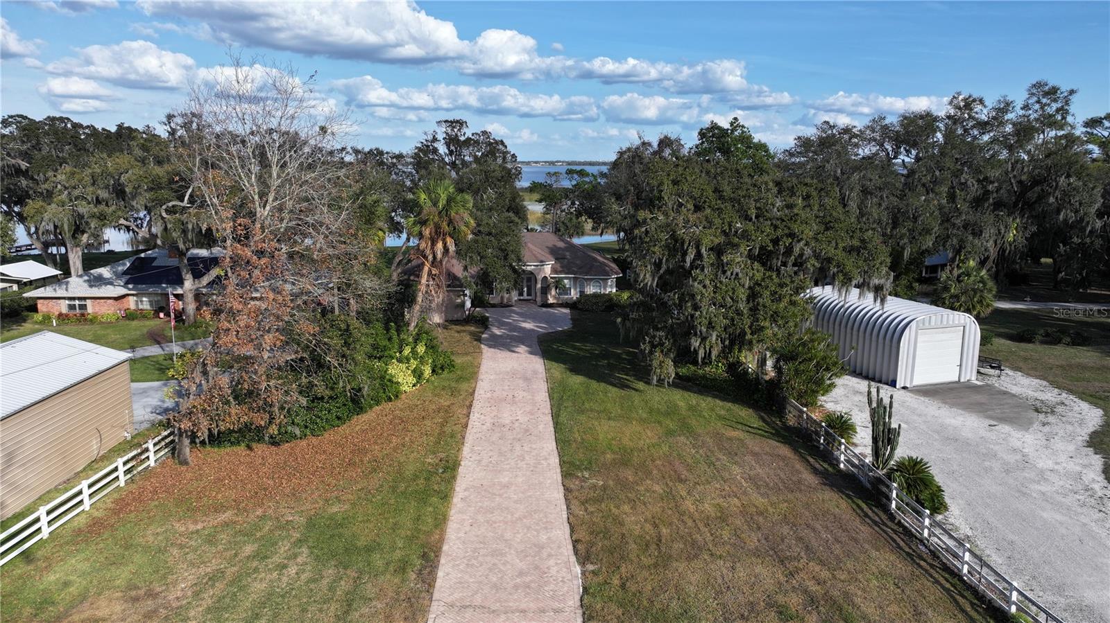 1006 W LAKE HAMILTON DR