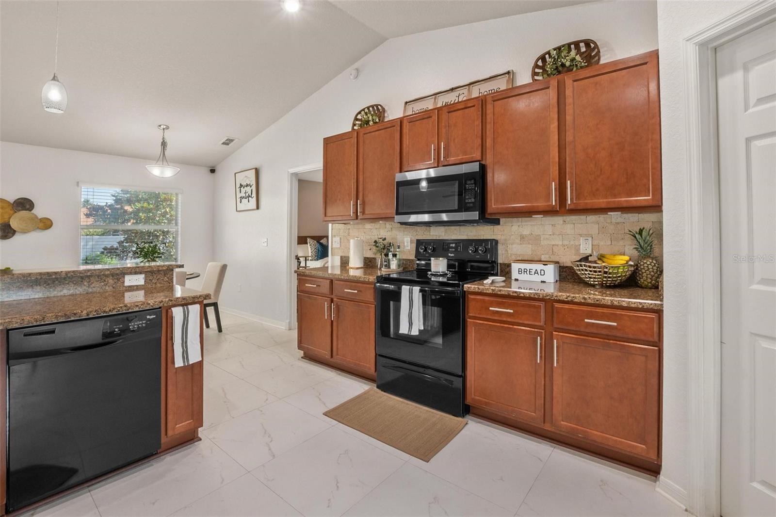 2240 COUNTRY MANOR ST