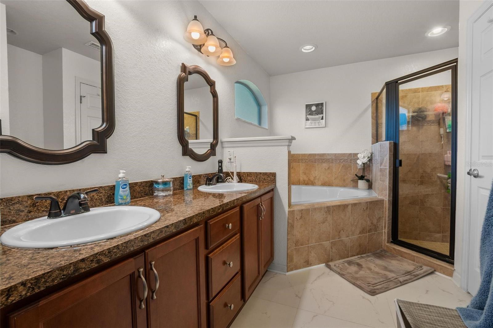 2240 COUNTRY MANOR ST