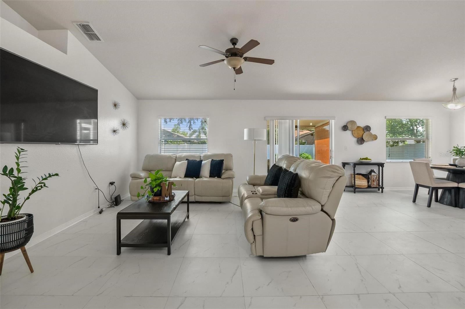 2240 COUNTRY MANOR ST