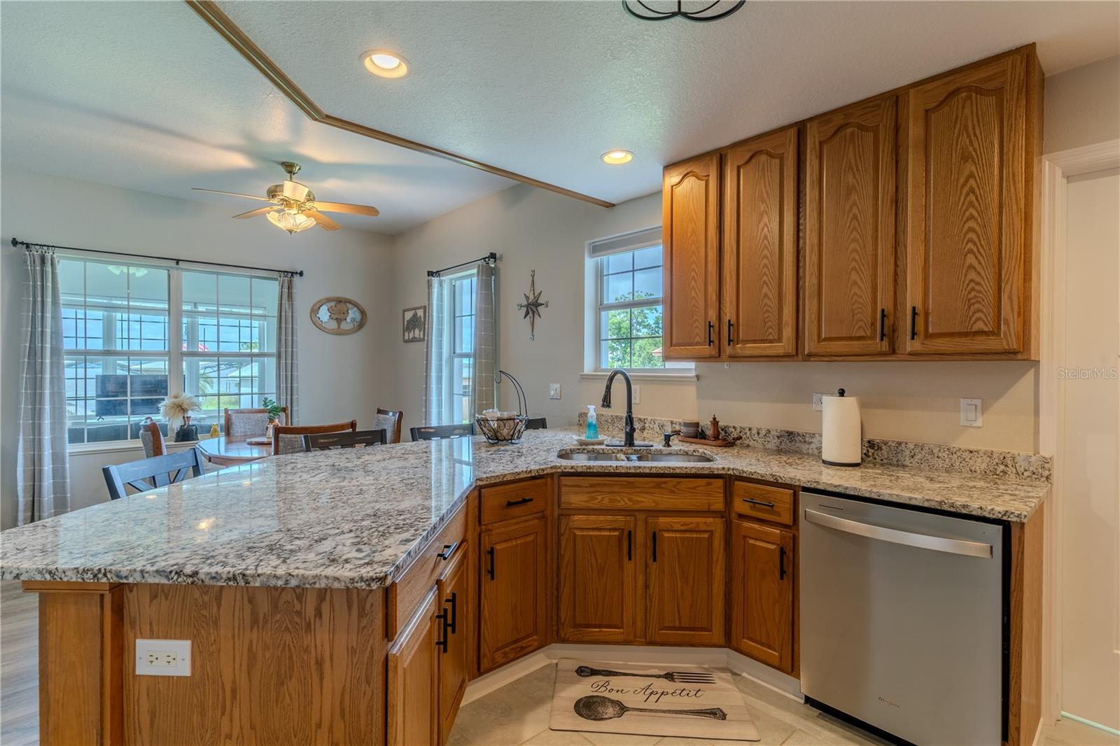 851 N LAKE REEDY BLVD