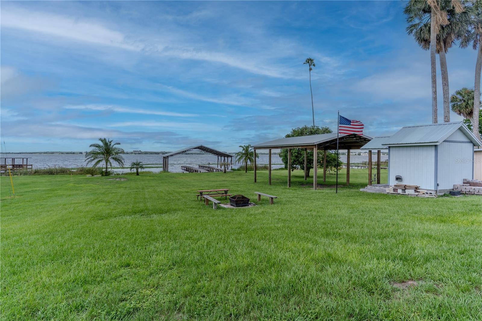 851 N LAKE REEDY BLVD