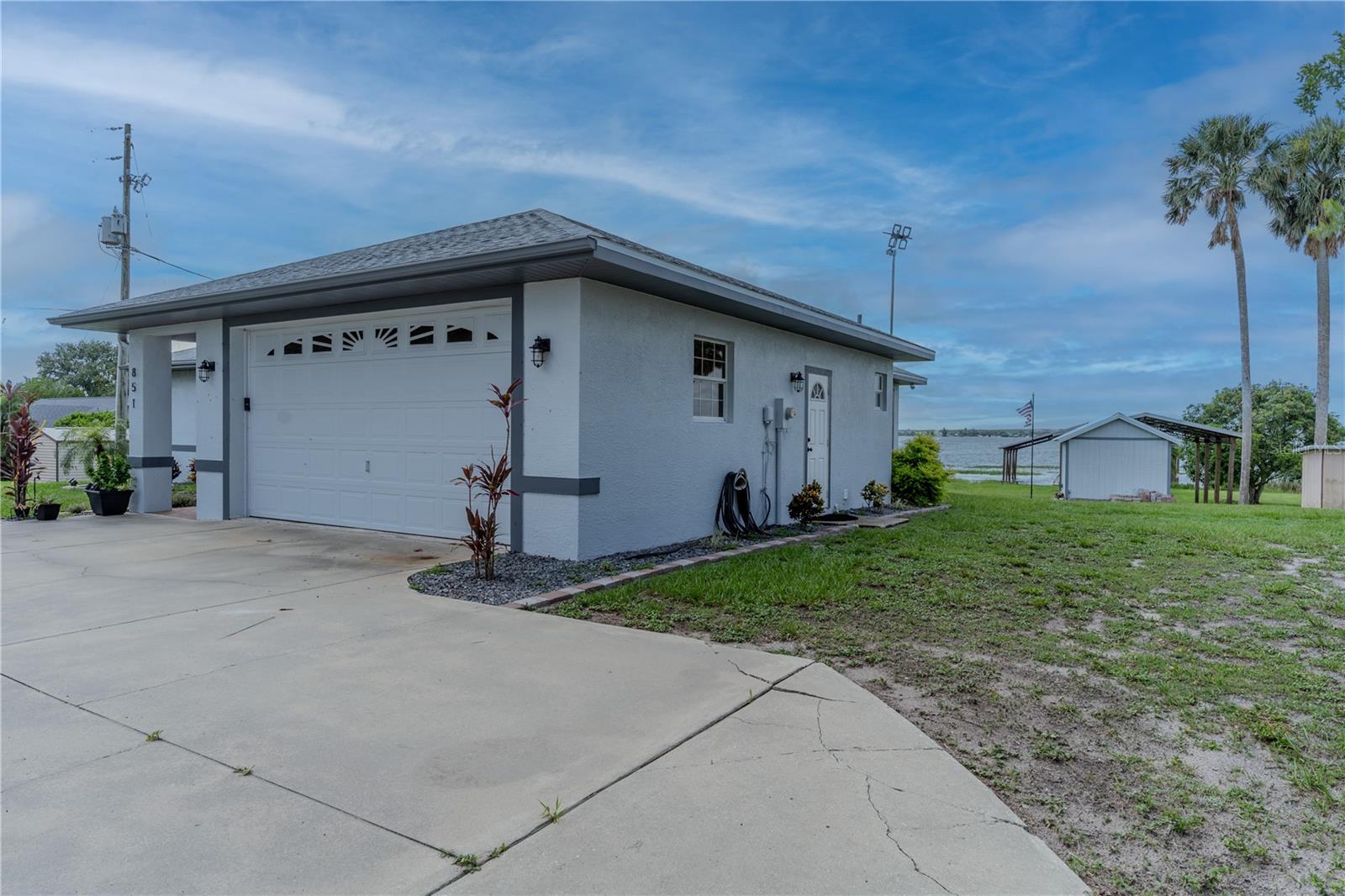 851 N LAKE REEDY BLVD