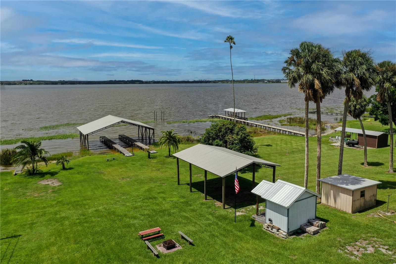 851 N LAKE REEDY BLVD