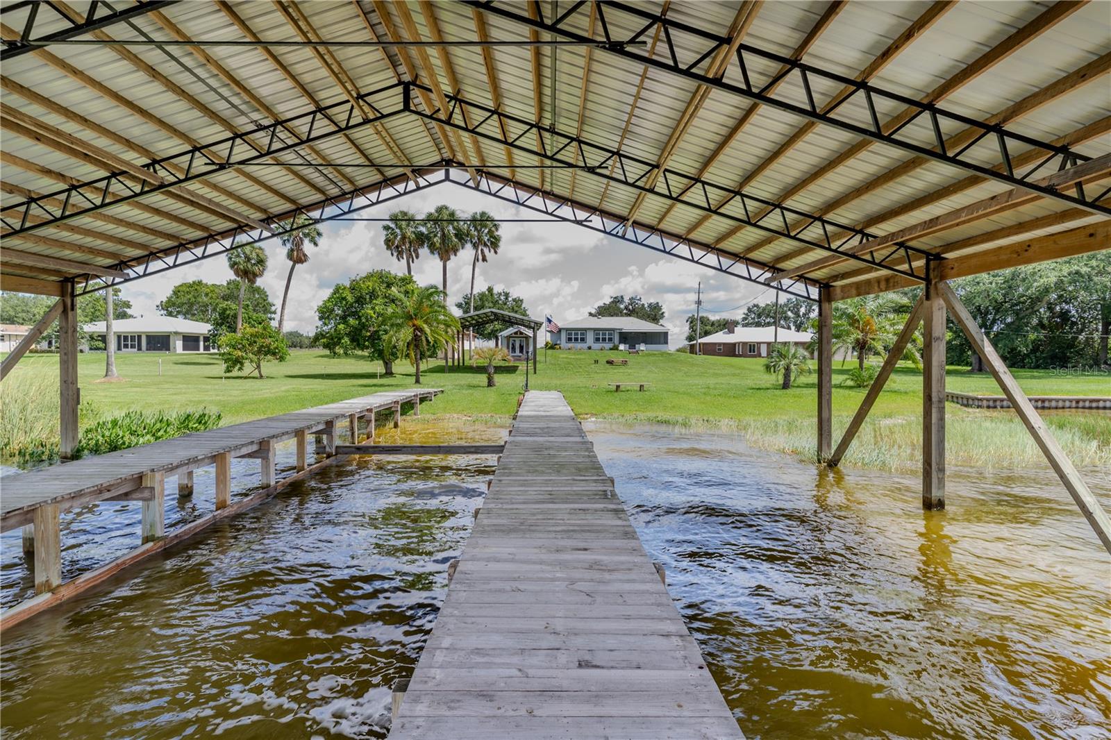 851 N LAKE REEDY BLVD