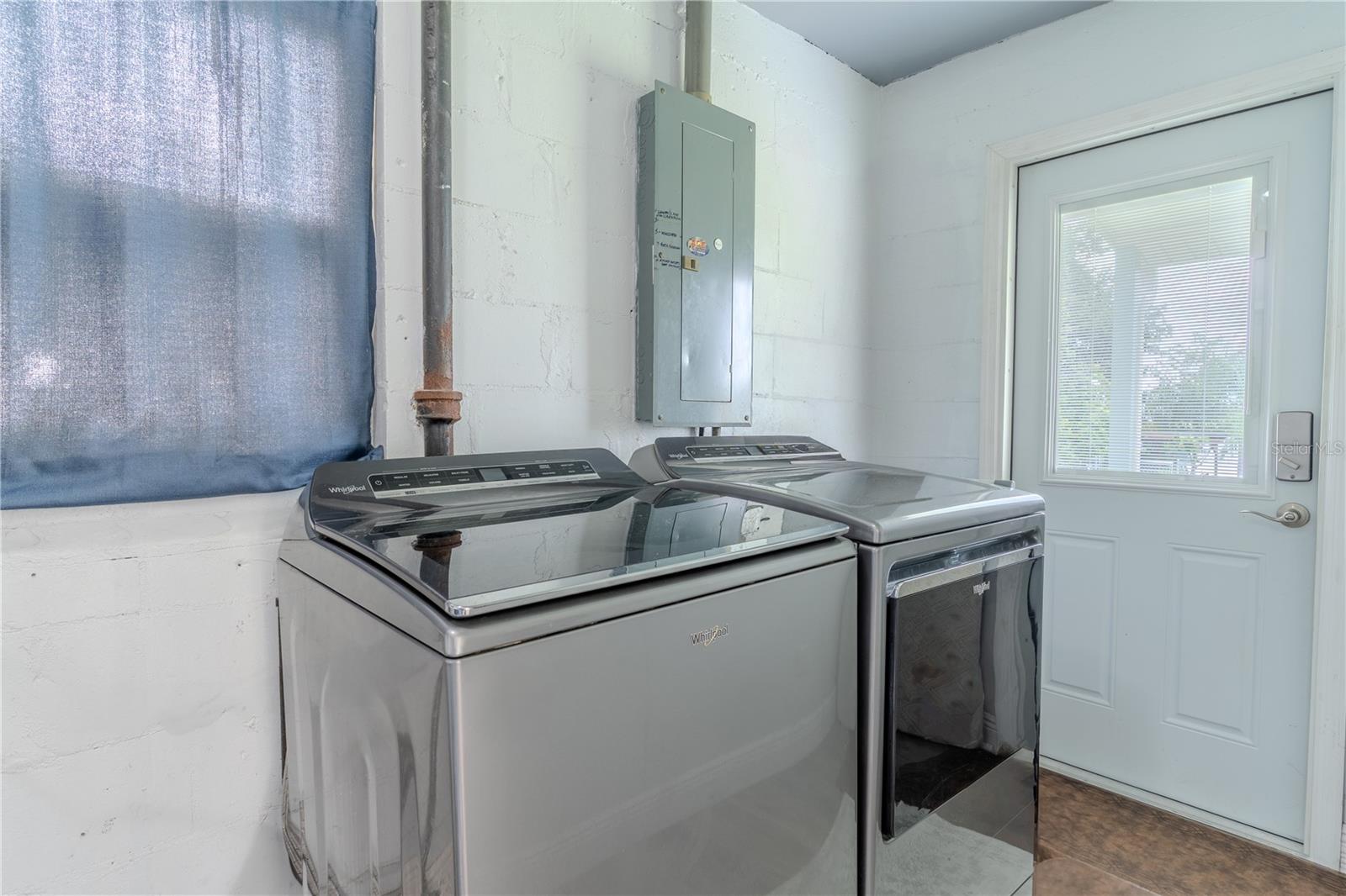 2353 N CRYSTAL LAKE DR