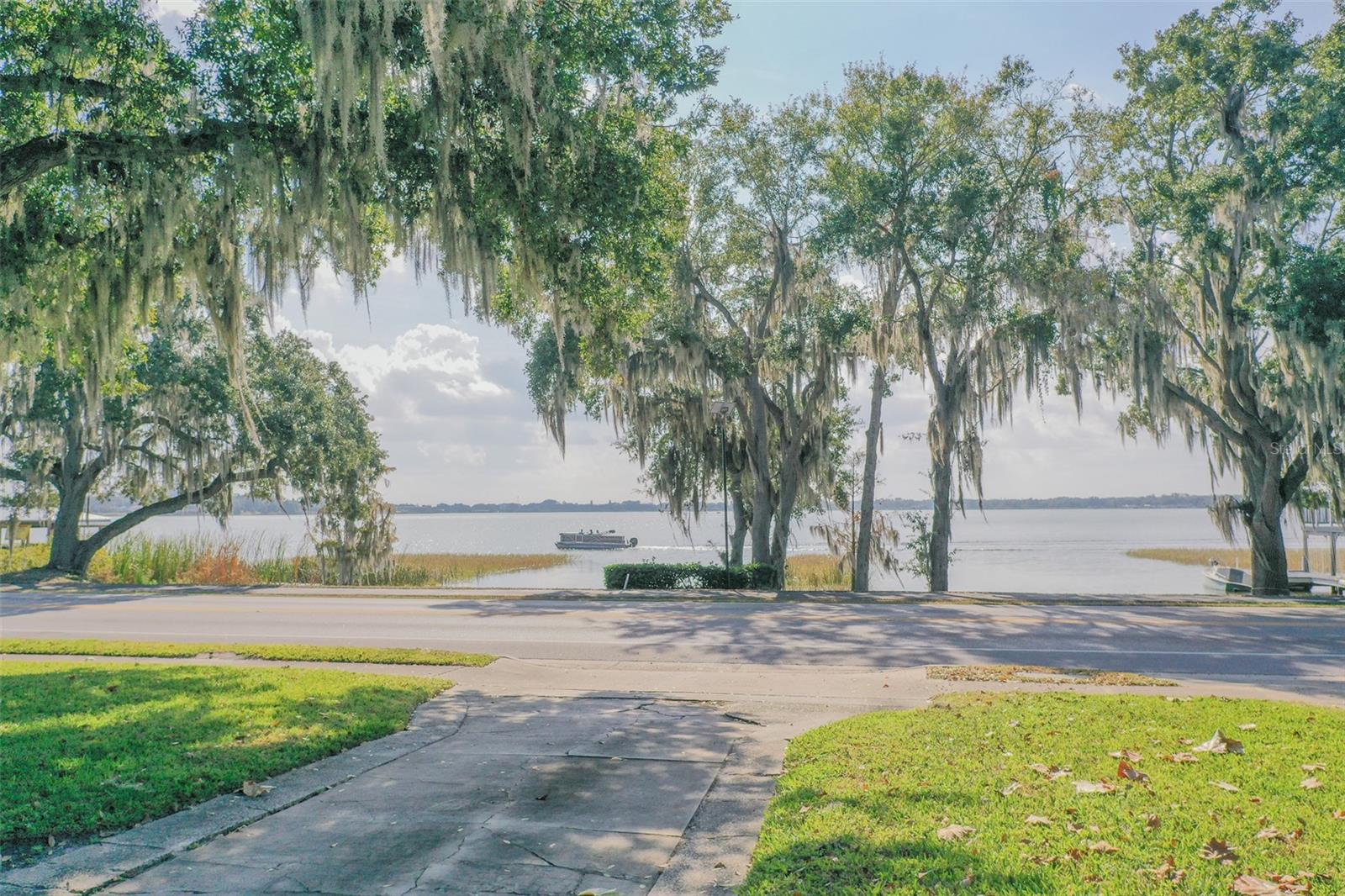 1433 N LAKE HOWARD DR