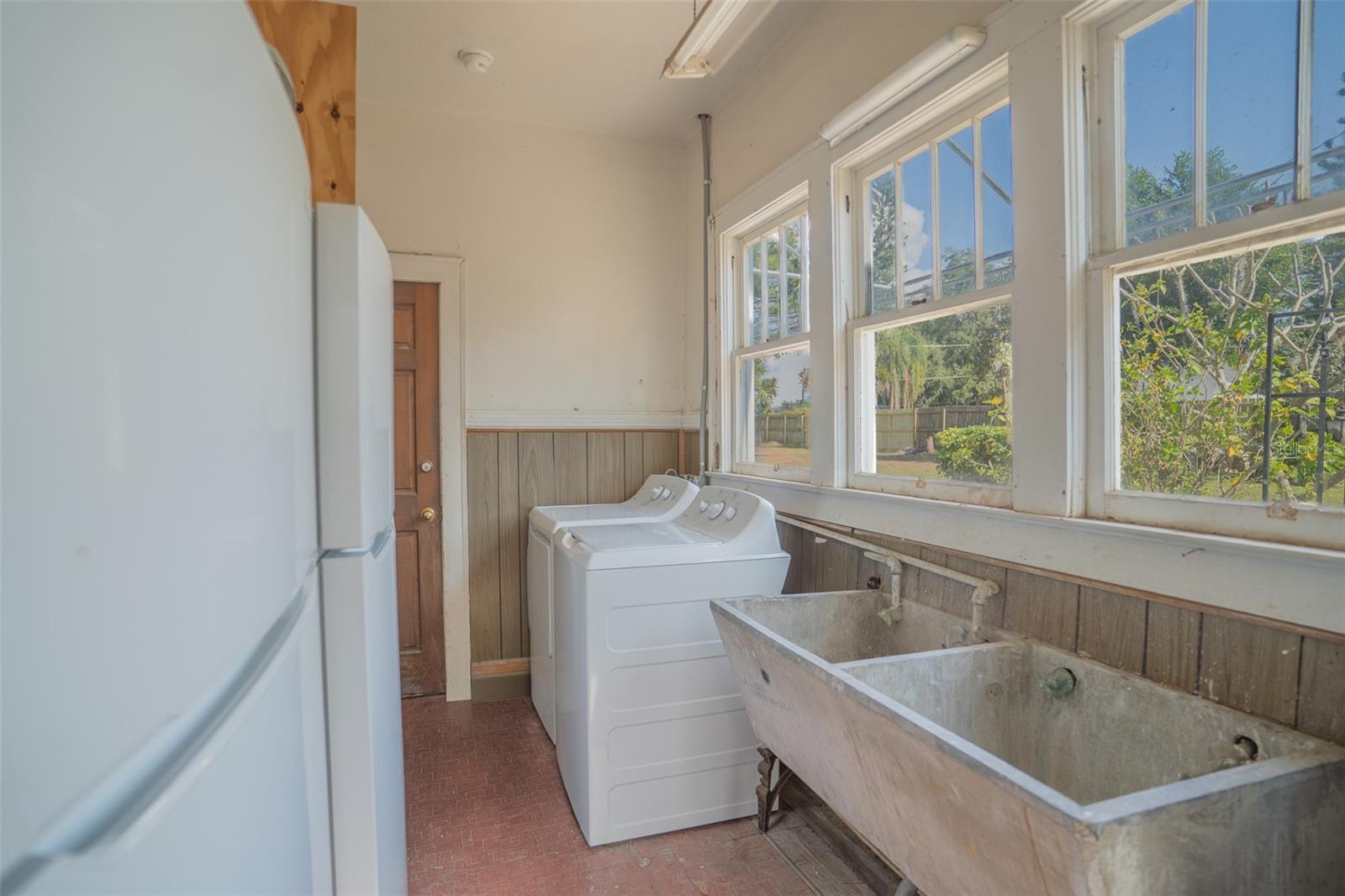 1433 N LAKE HOWARD DR