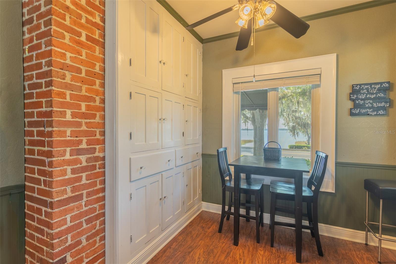 1433 N LAKE HOWARD DR