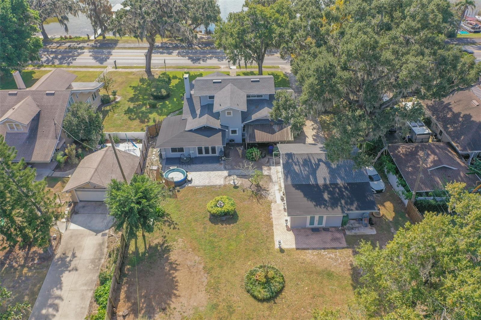 1433 N LAKE HOWARD DR