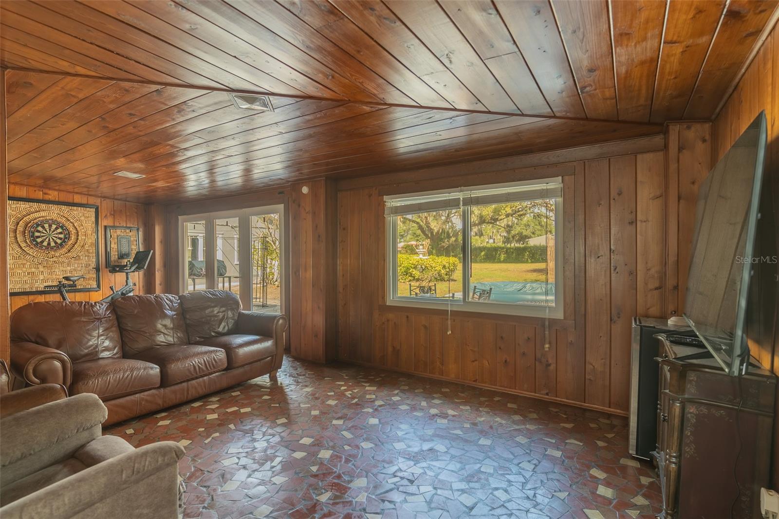 1433 N LAKE HOWARD DR