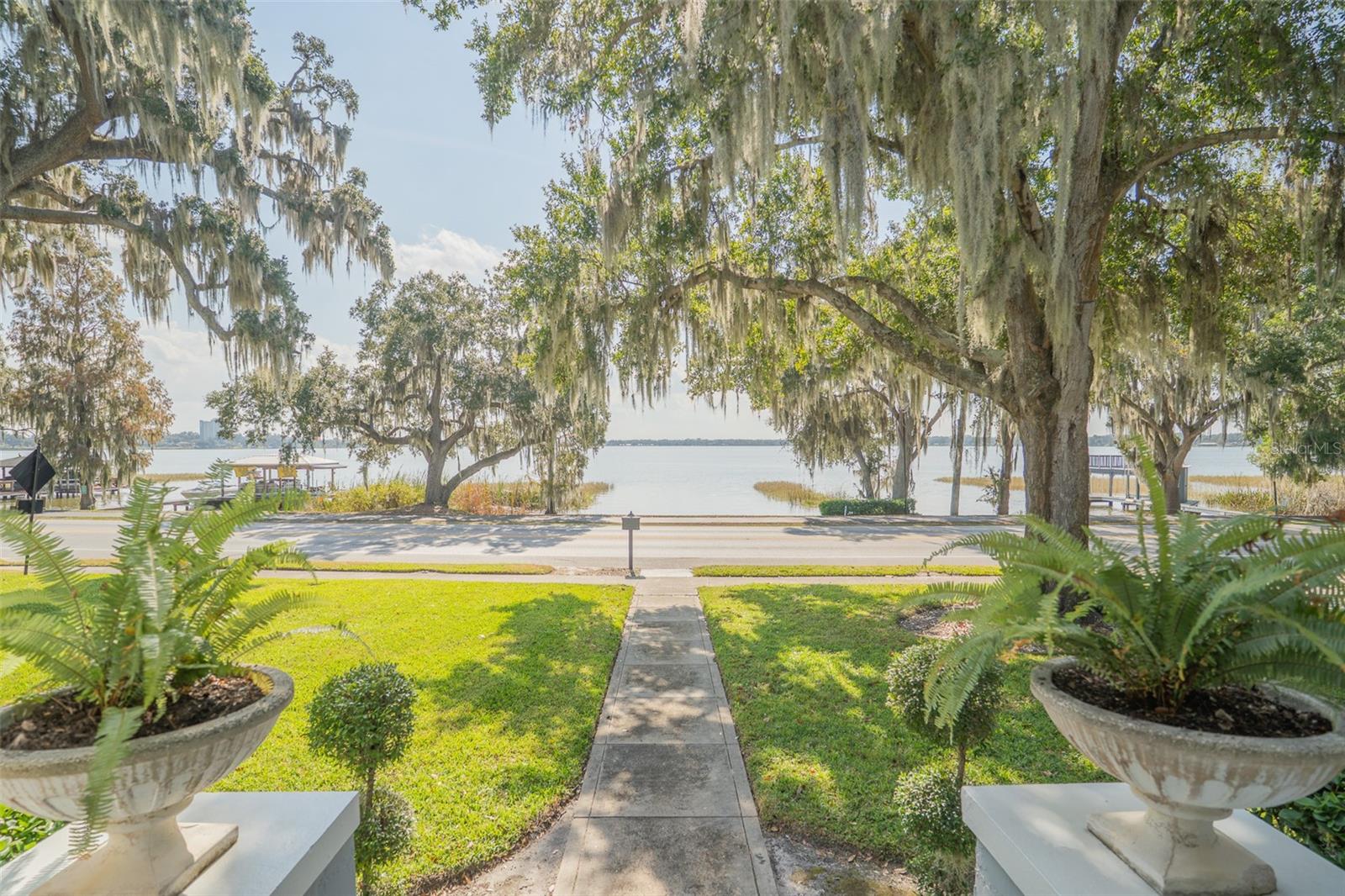 1433 N LAKE HOWARD DR