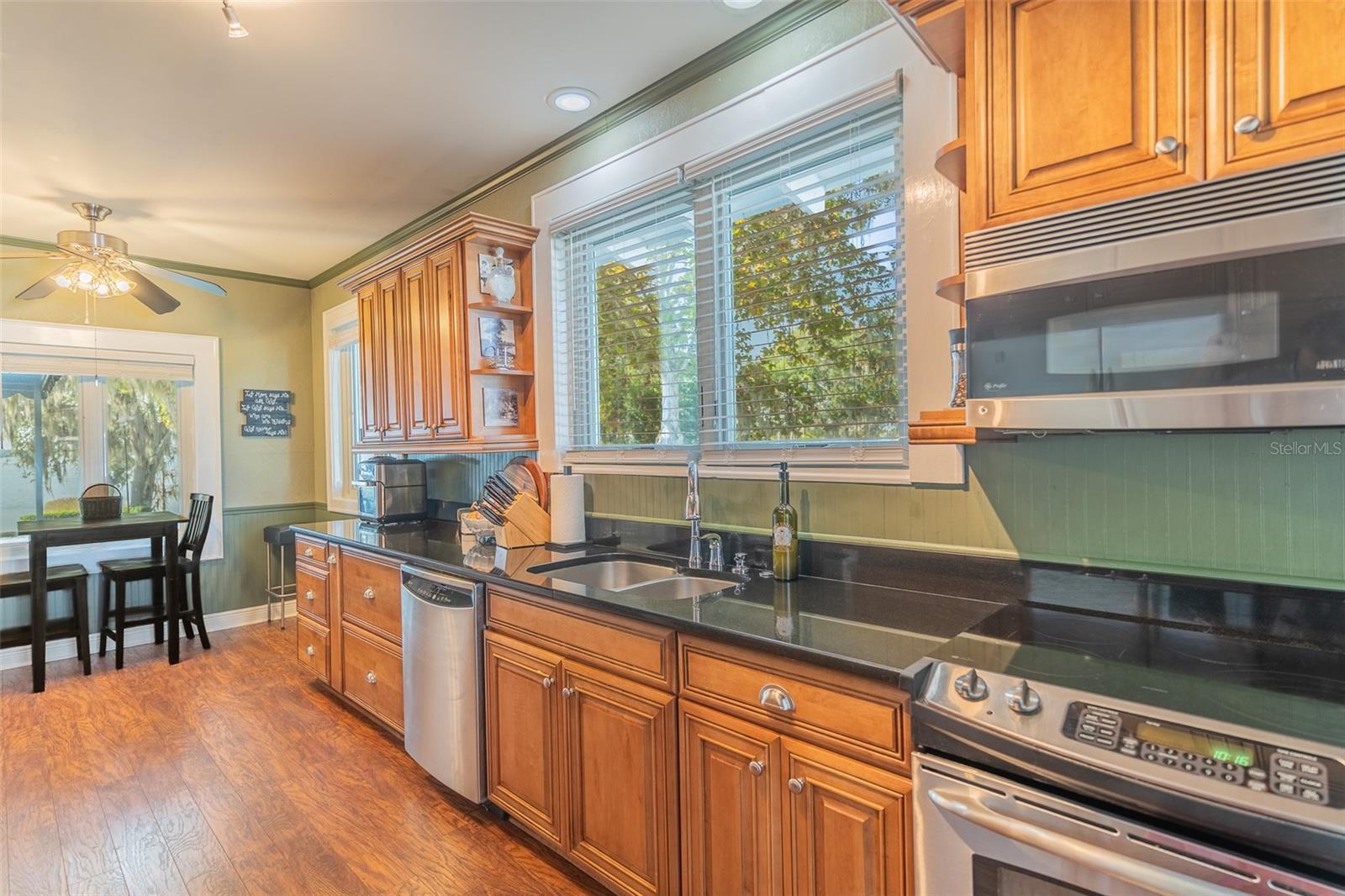 1433 N LAKE HOWARD DR