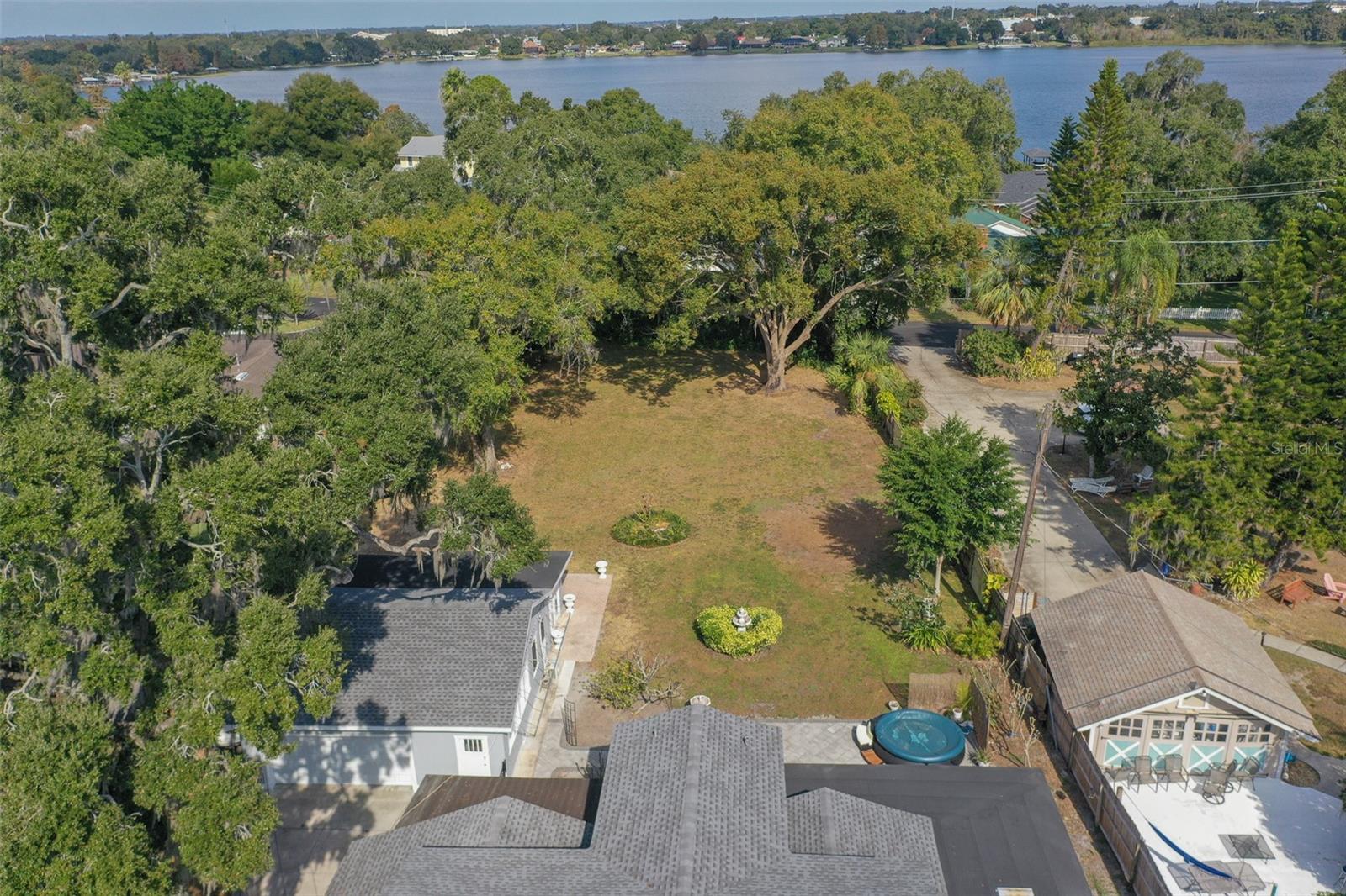 1433 N LAKE HOWARD DR