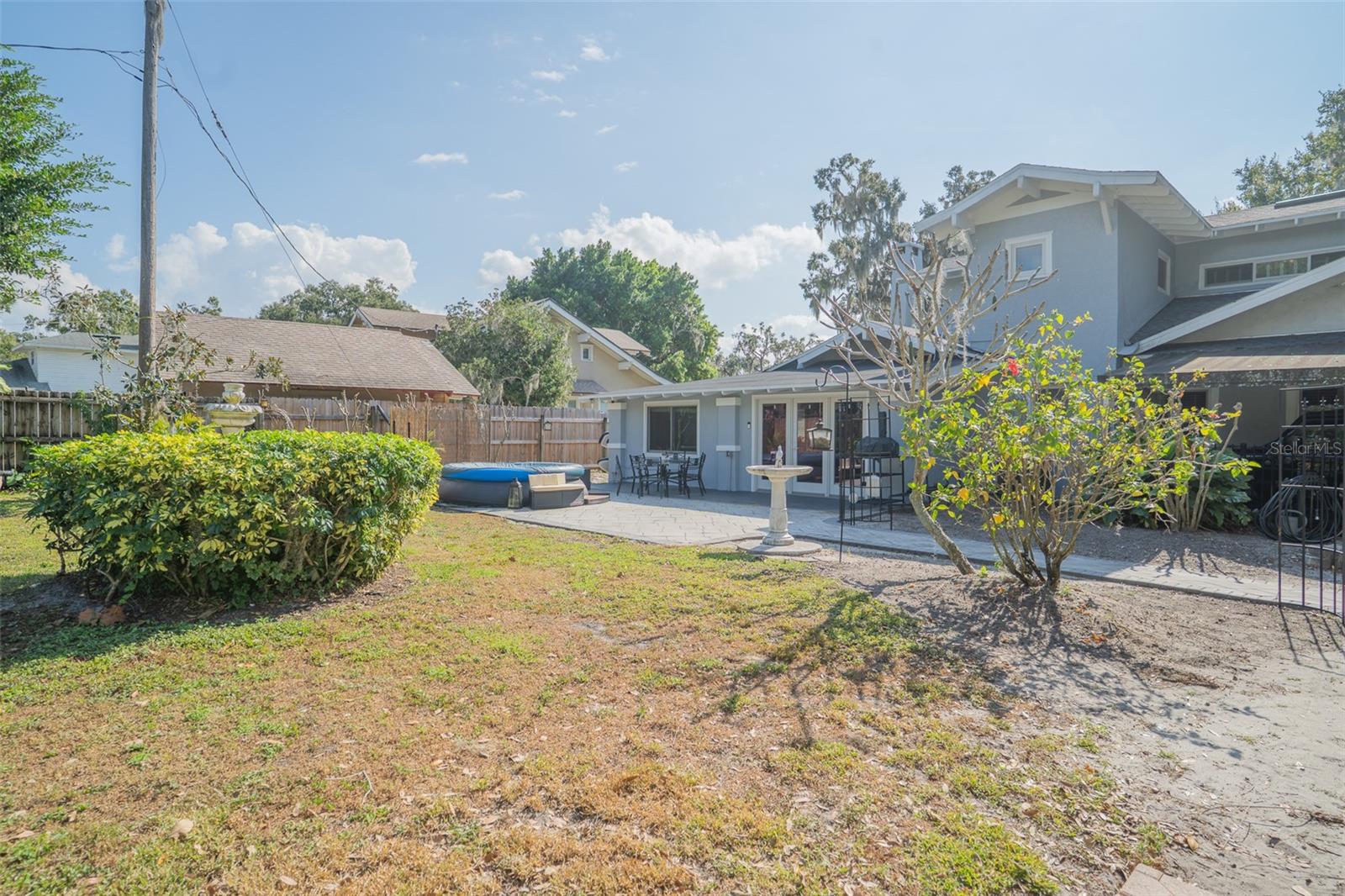 1433 N LAKE HOWARD DR