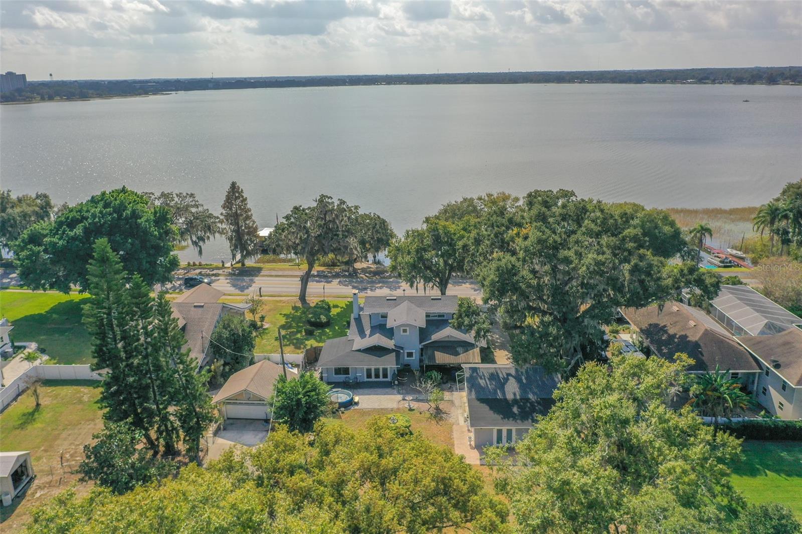 1433 N LAKE HOWARD DR