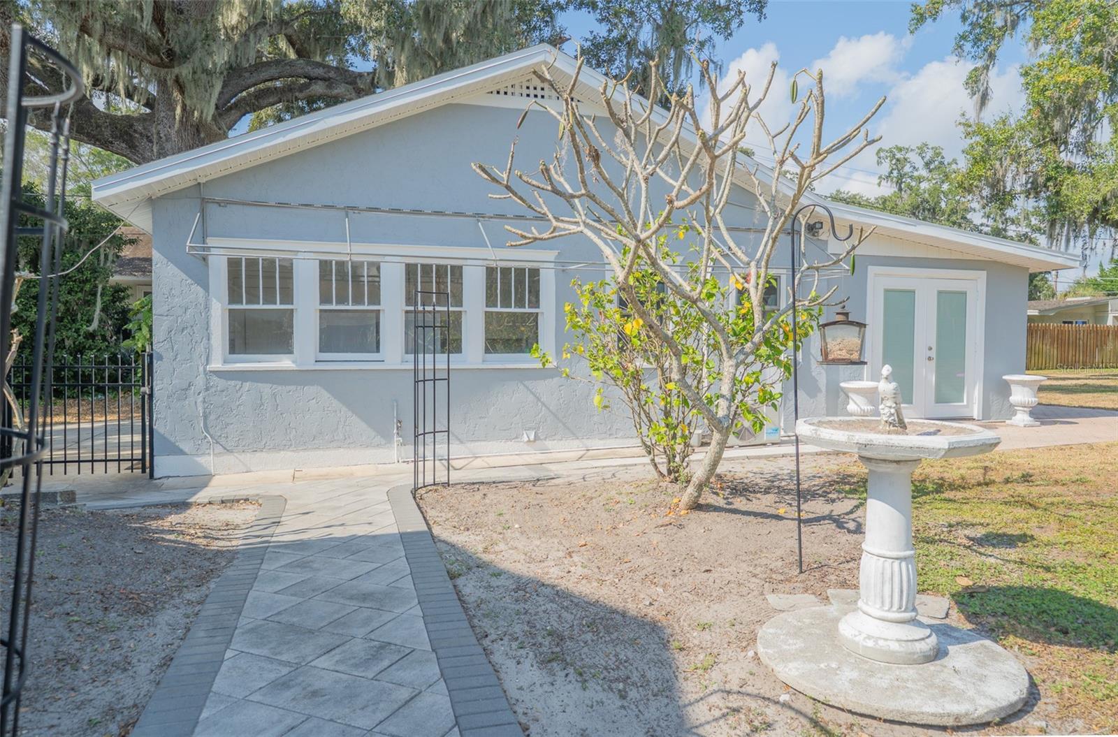 1433 N LAKE HOWARD DR