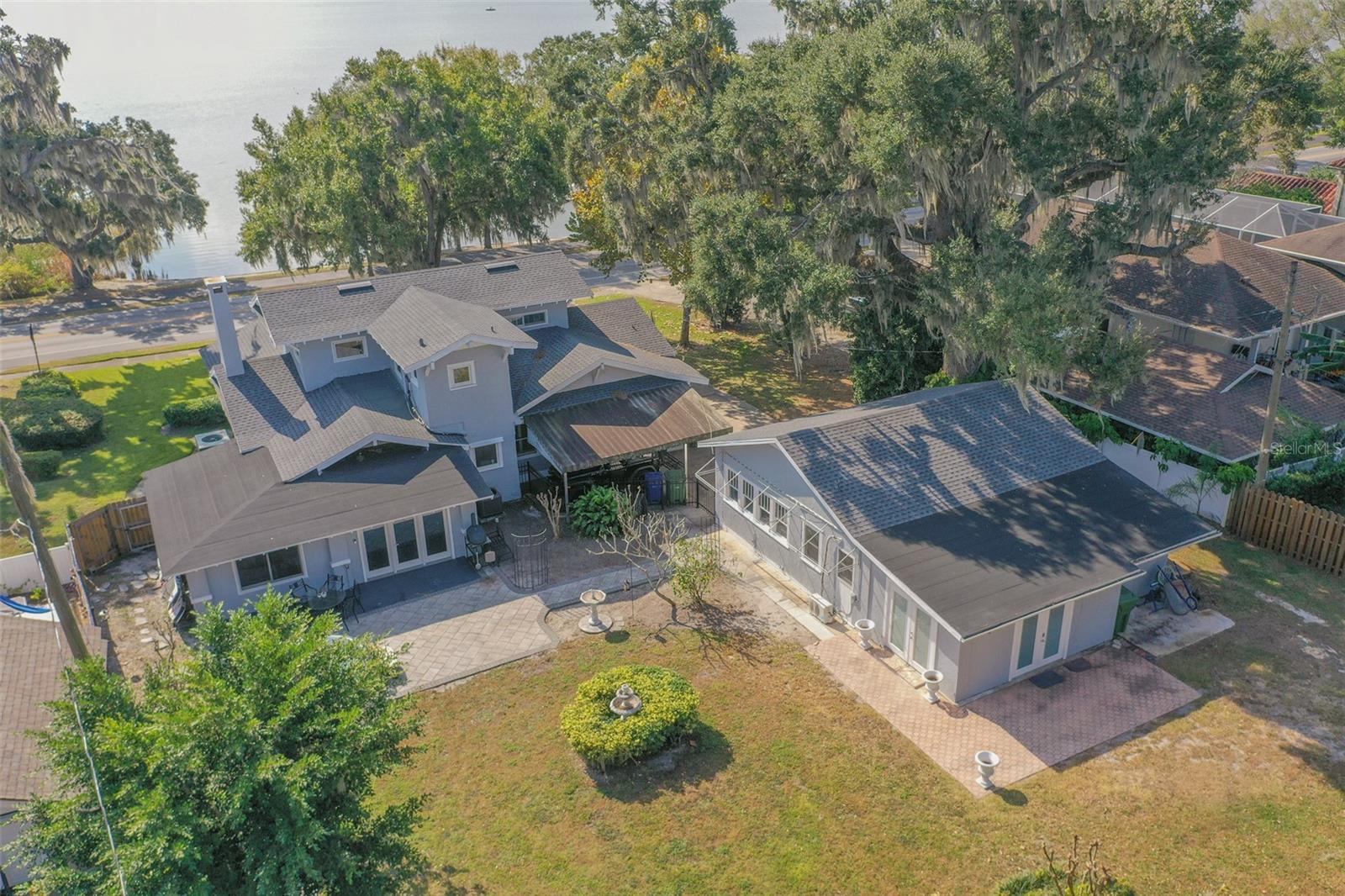 1433 N LAKE HOWARD DR