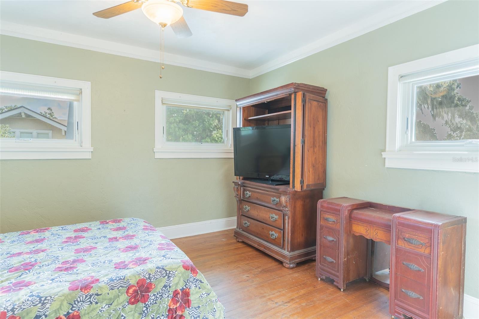 1433 N LAKE HOWARD DR