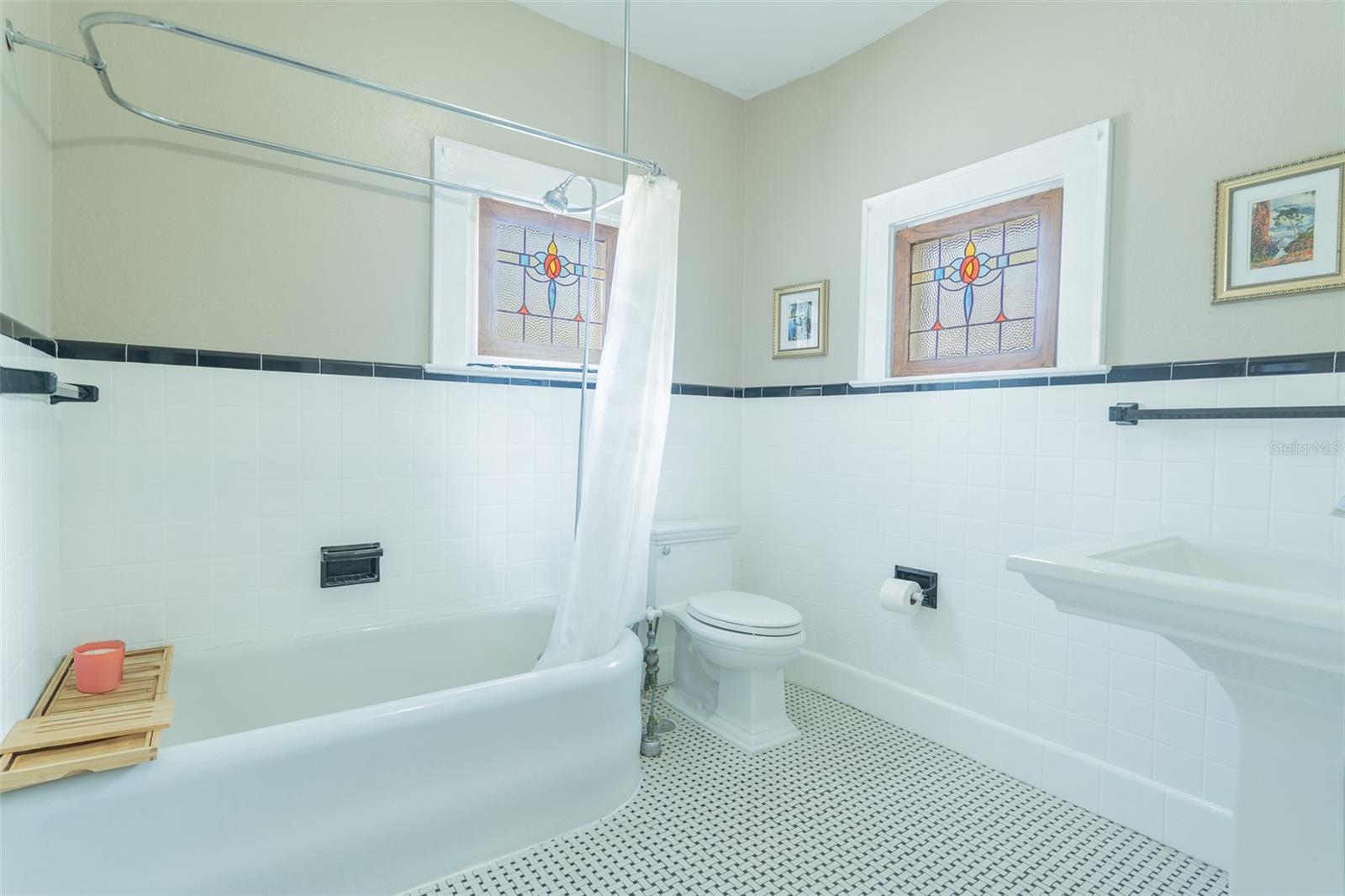 1433 N LAKE HOWARD DR