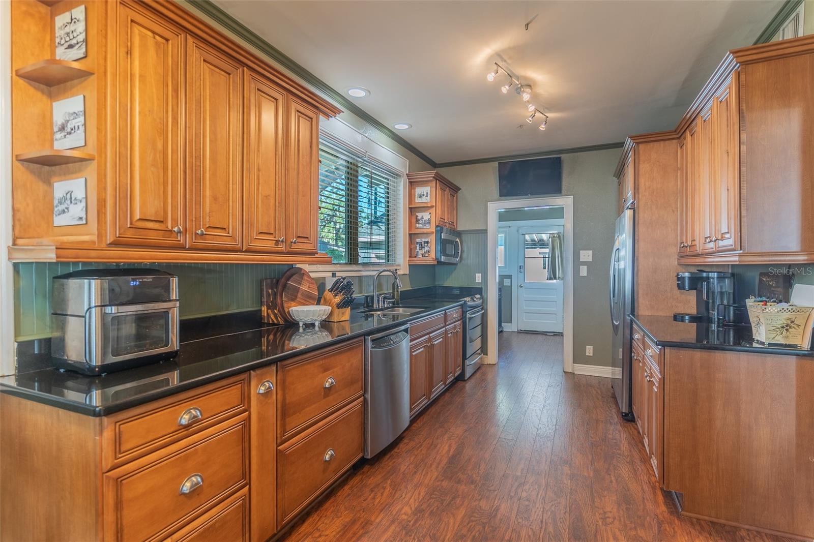 1433 N LAKE HOWARD DR