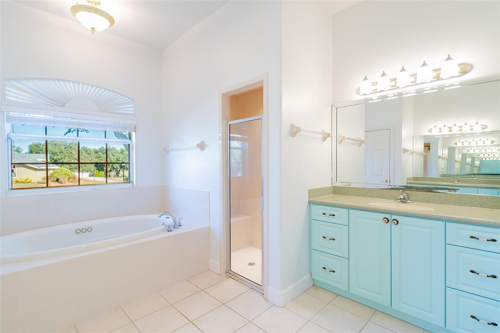 304 LOCHEN CIR SE