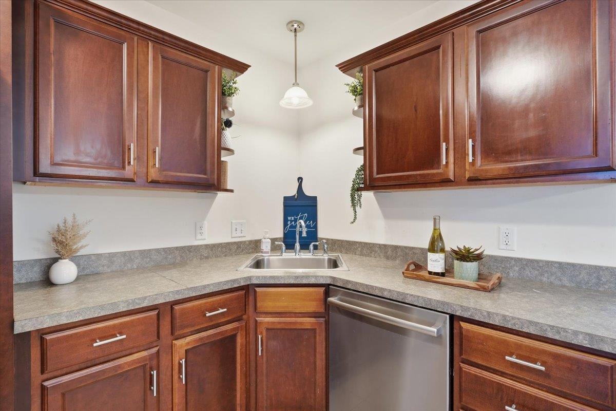 9 Racine Road Unit: 105