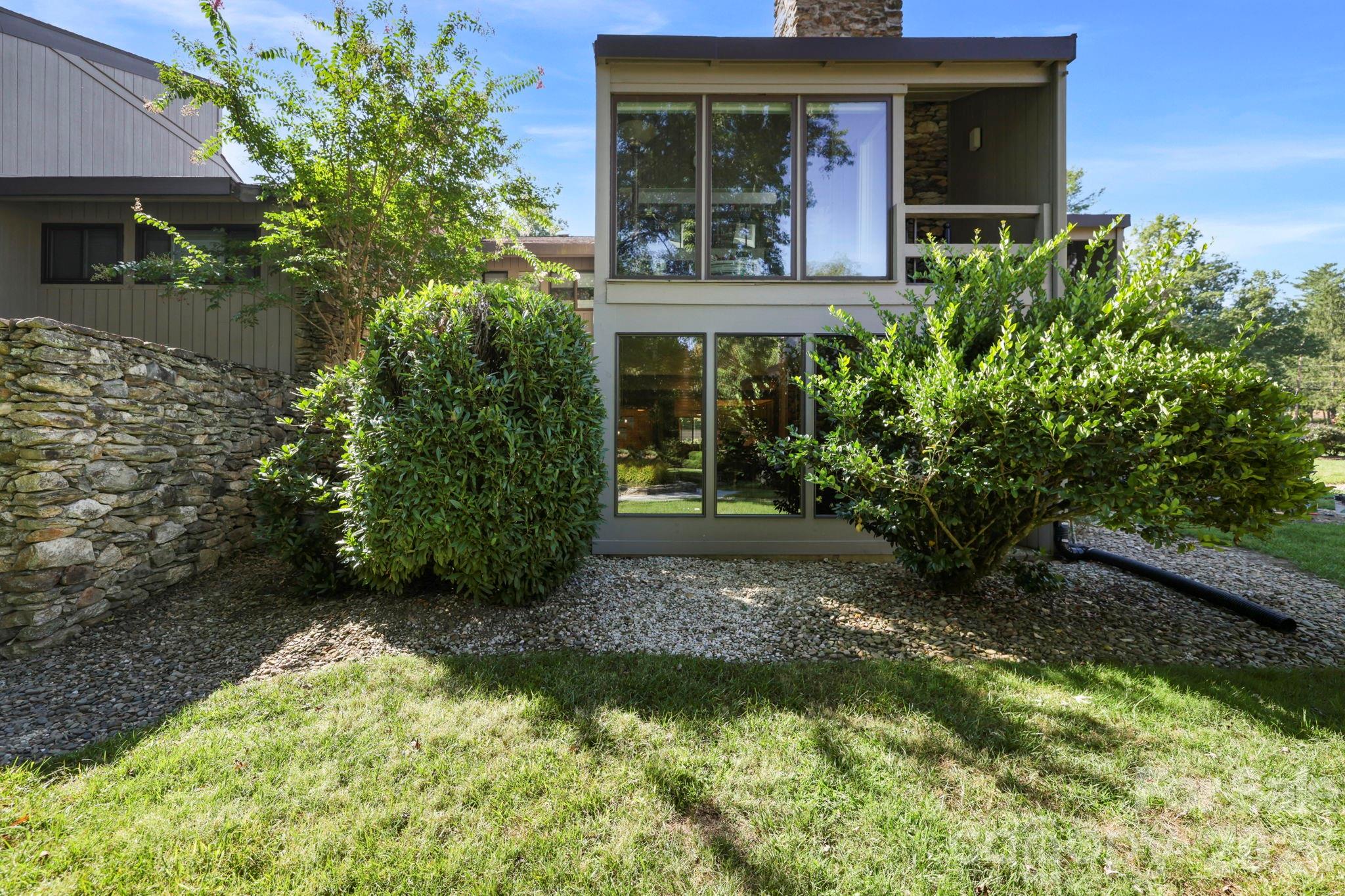 10 Lakemoor Lane