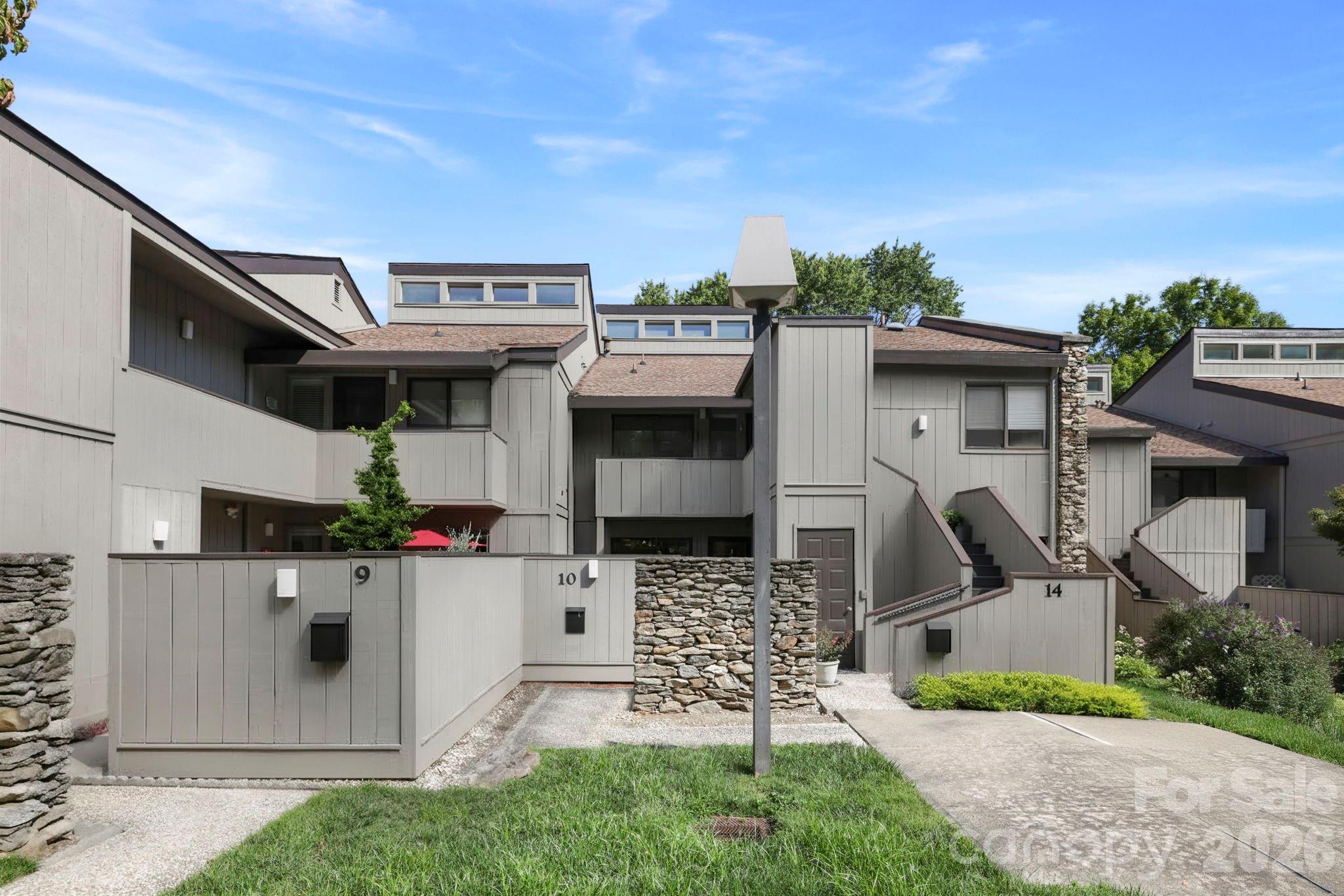 10 Lakemoor Lane