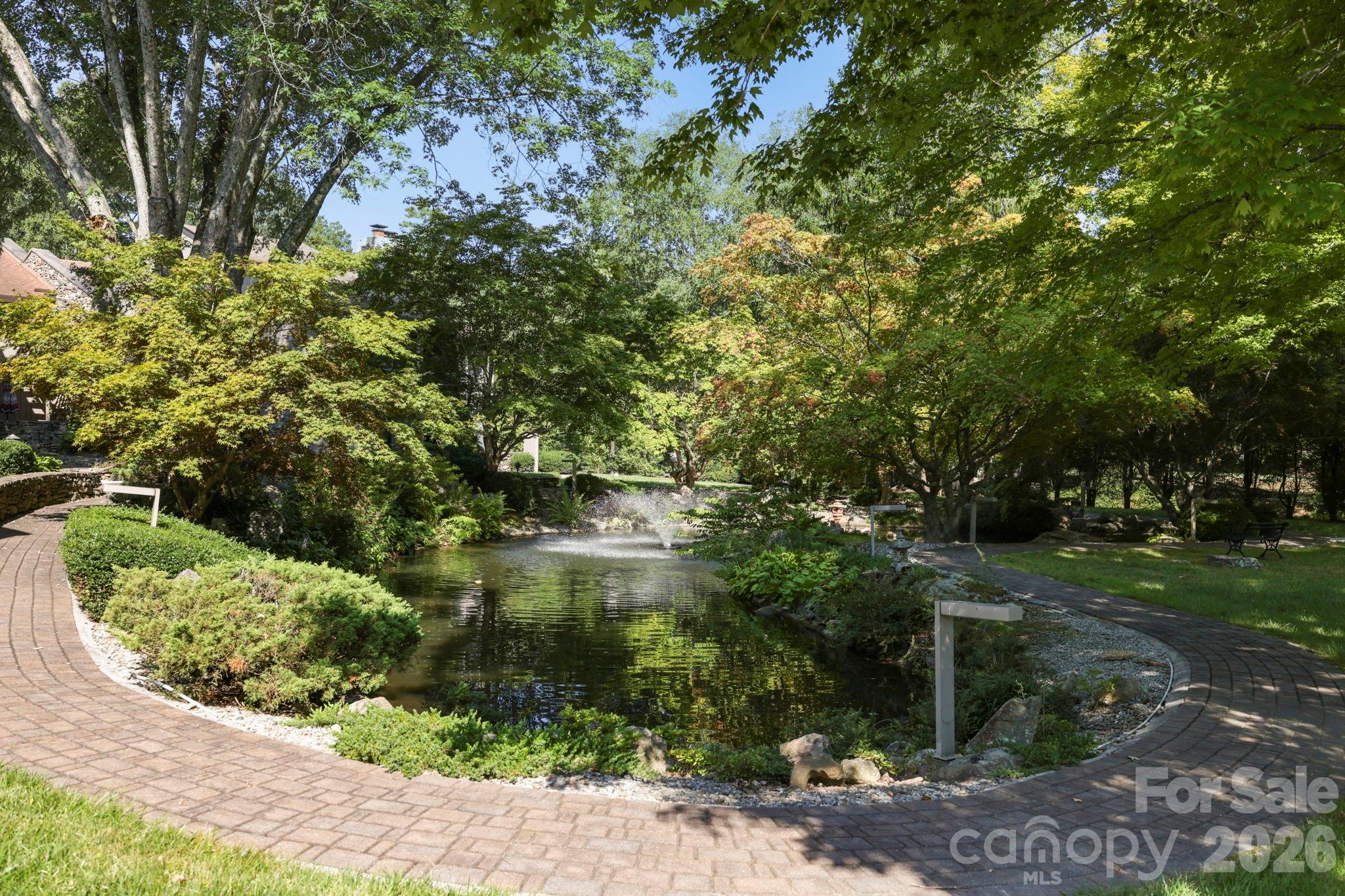 10 Lakemoor Lane