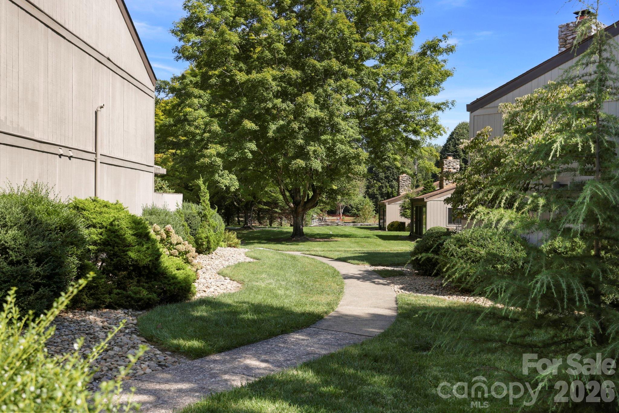 10 Lakemoor Lane