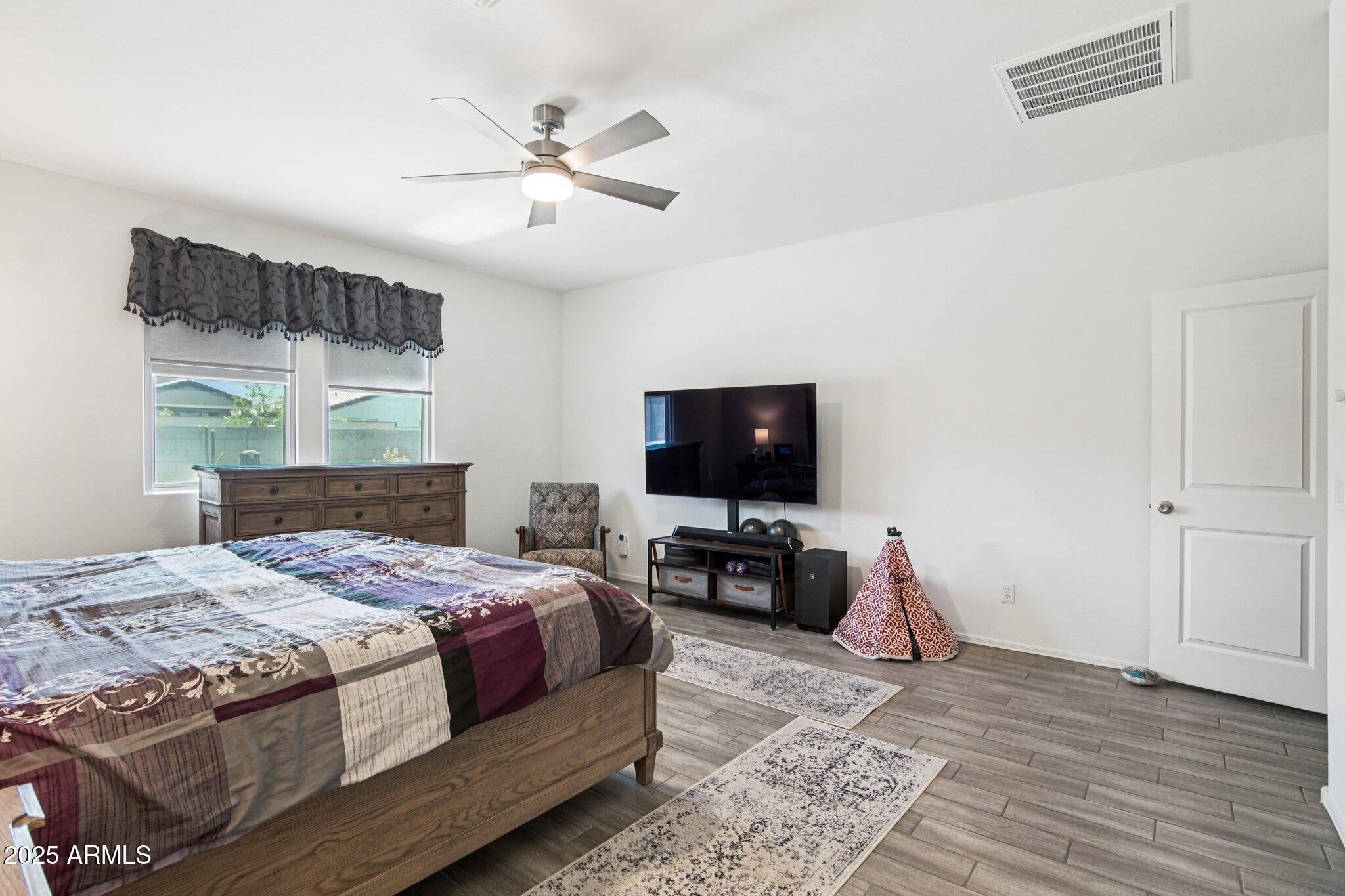 2339 W SUNLAND Avenue