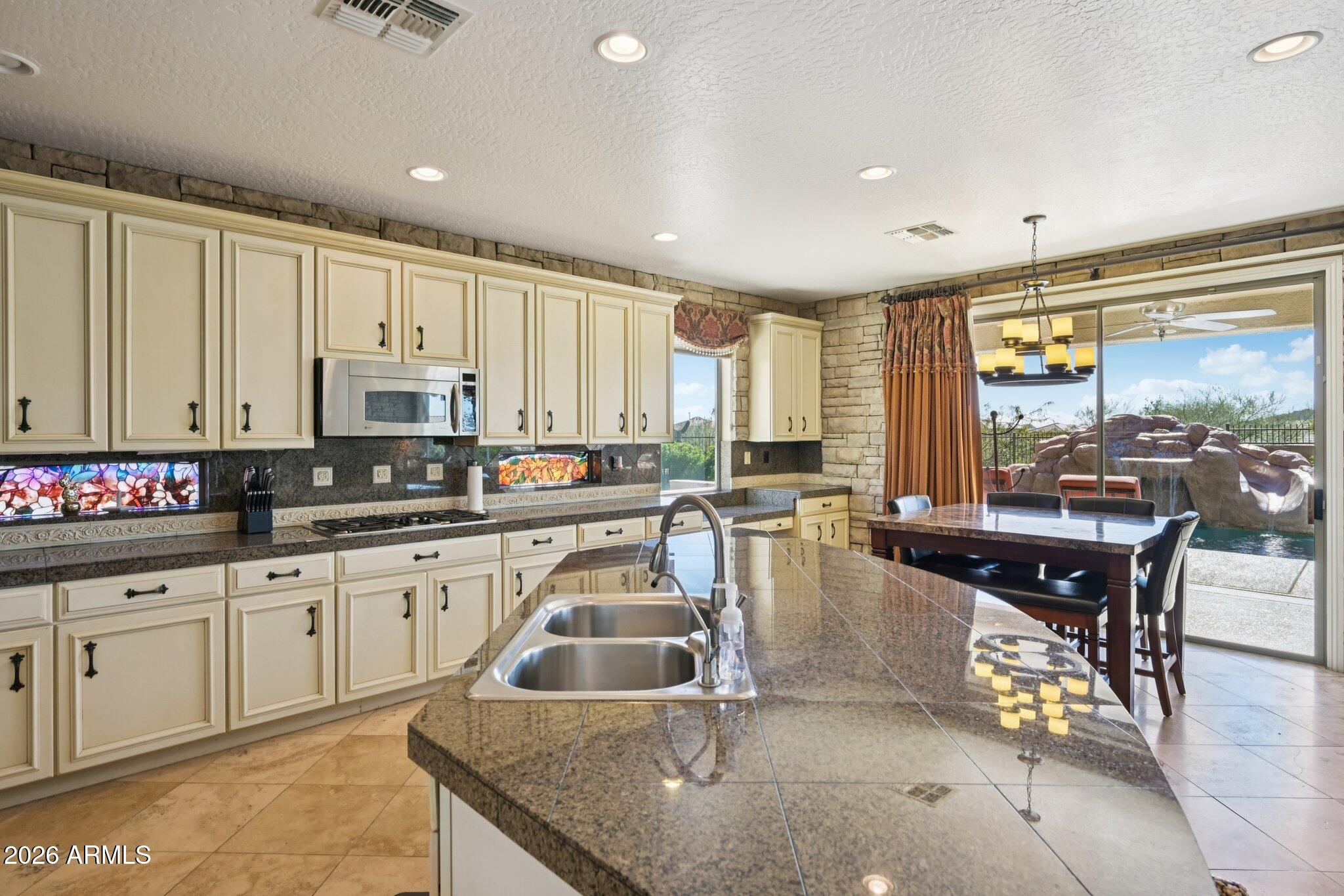 2206 W KELLER Court