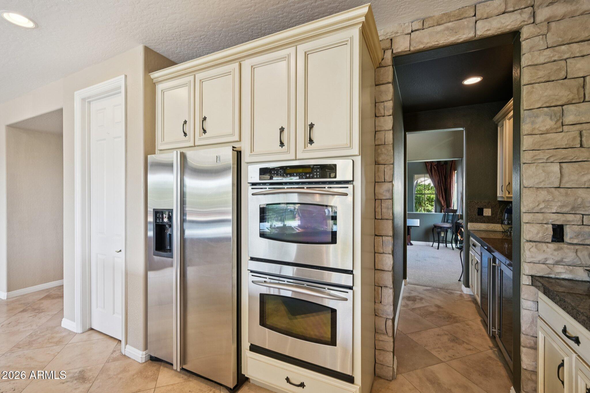 2206 W KELLER Court
