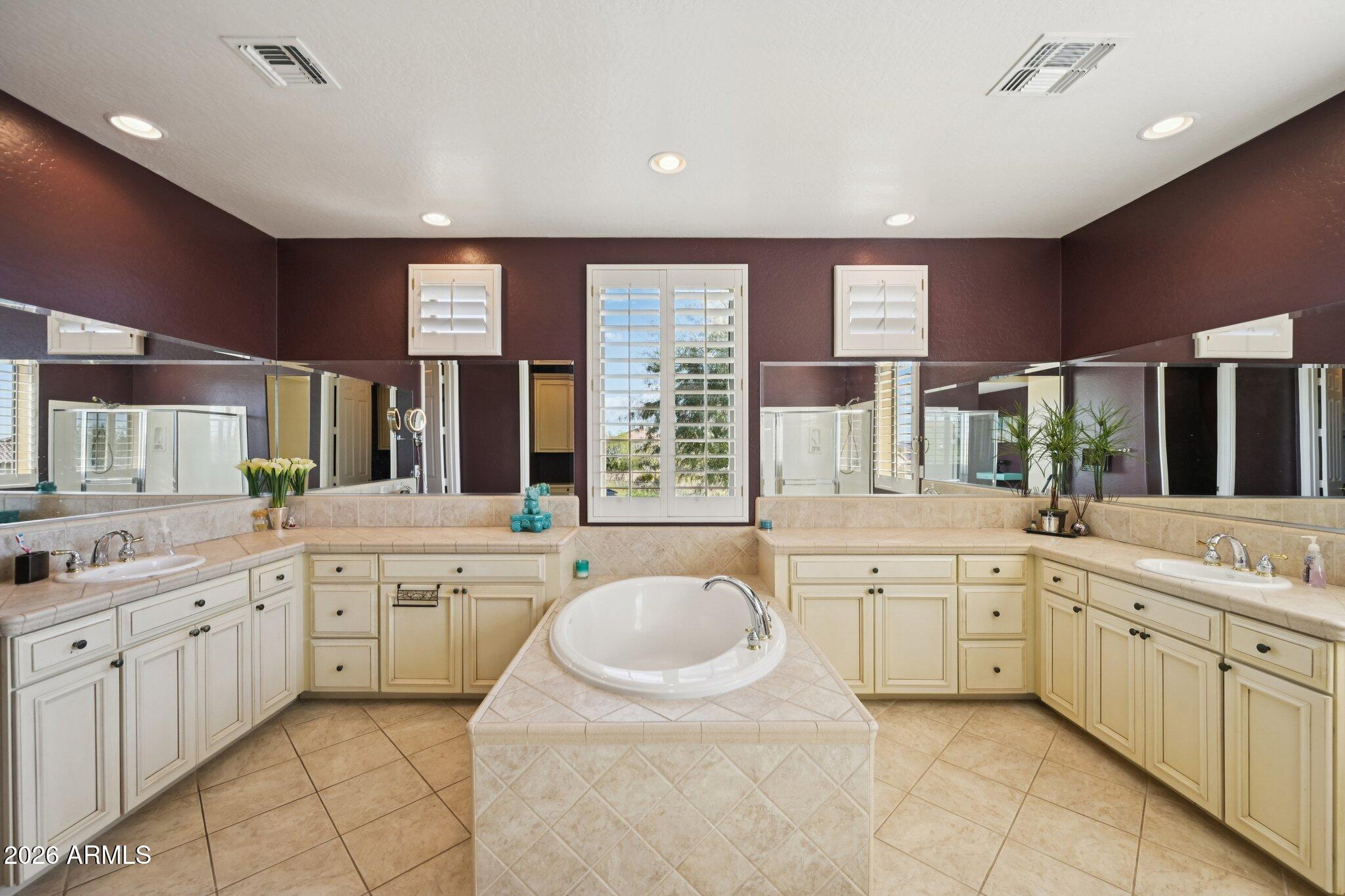 2206 W KELLER Court