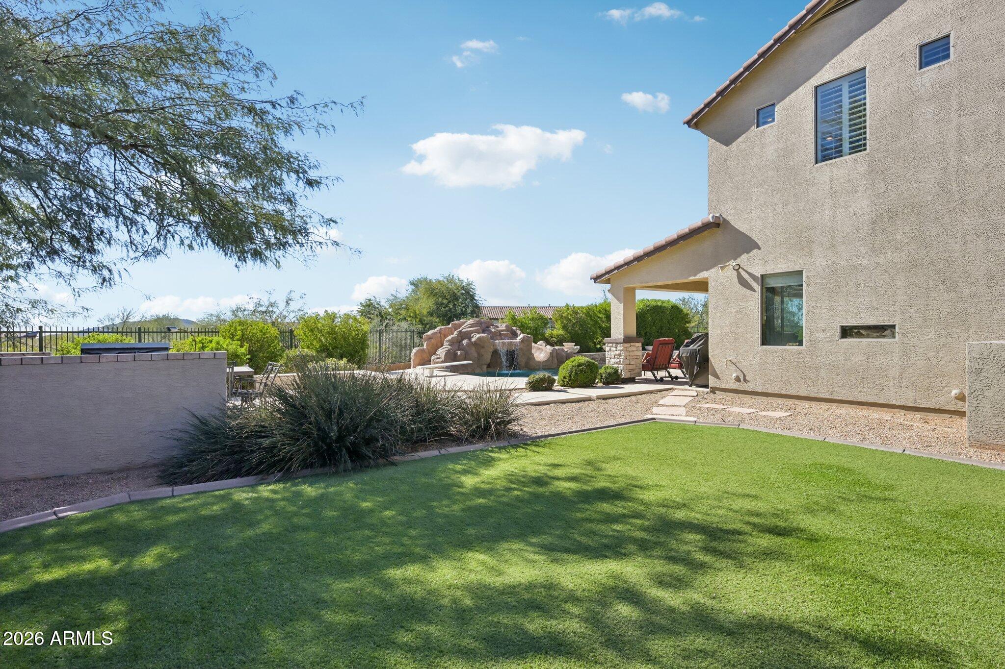 2206 W KELLER Court