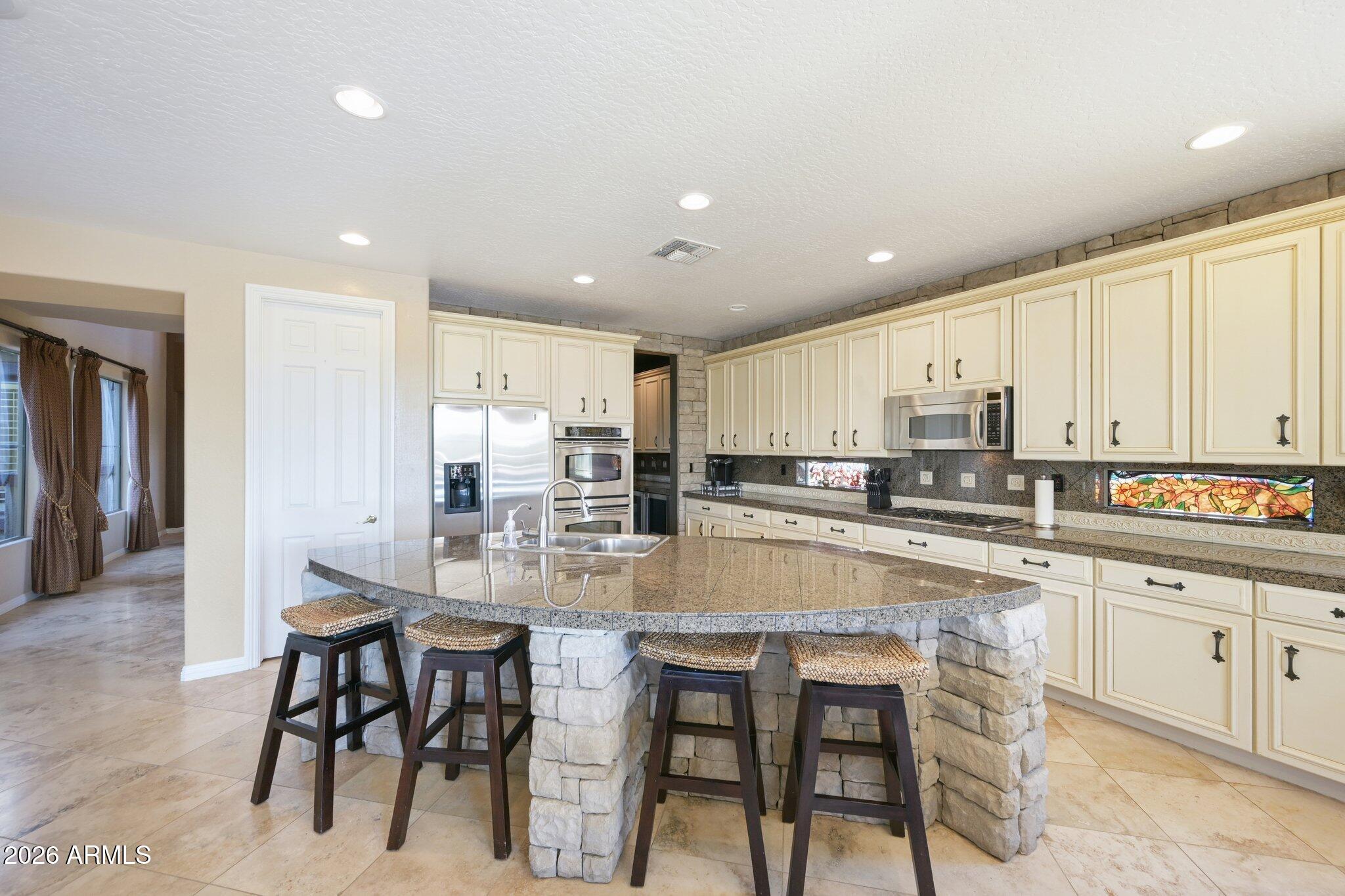2206 W KELLER Court