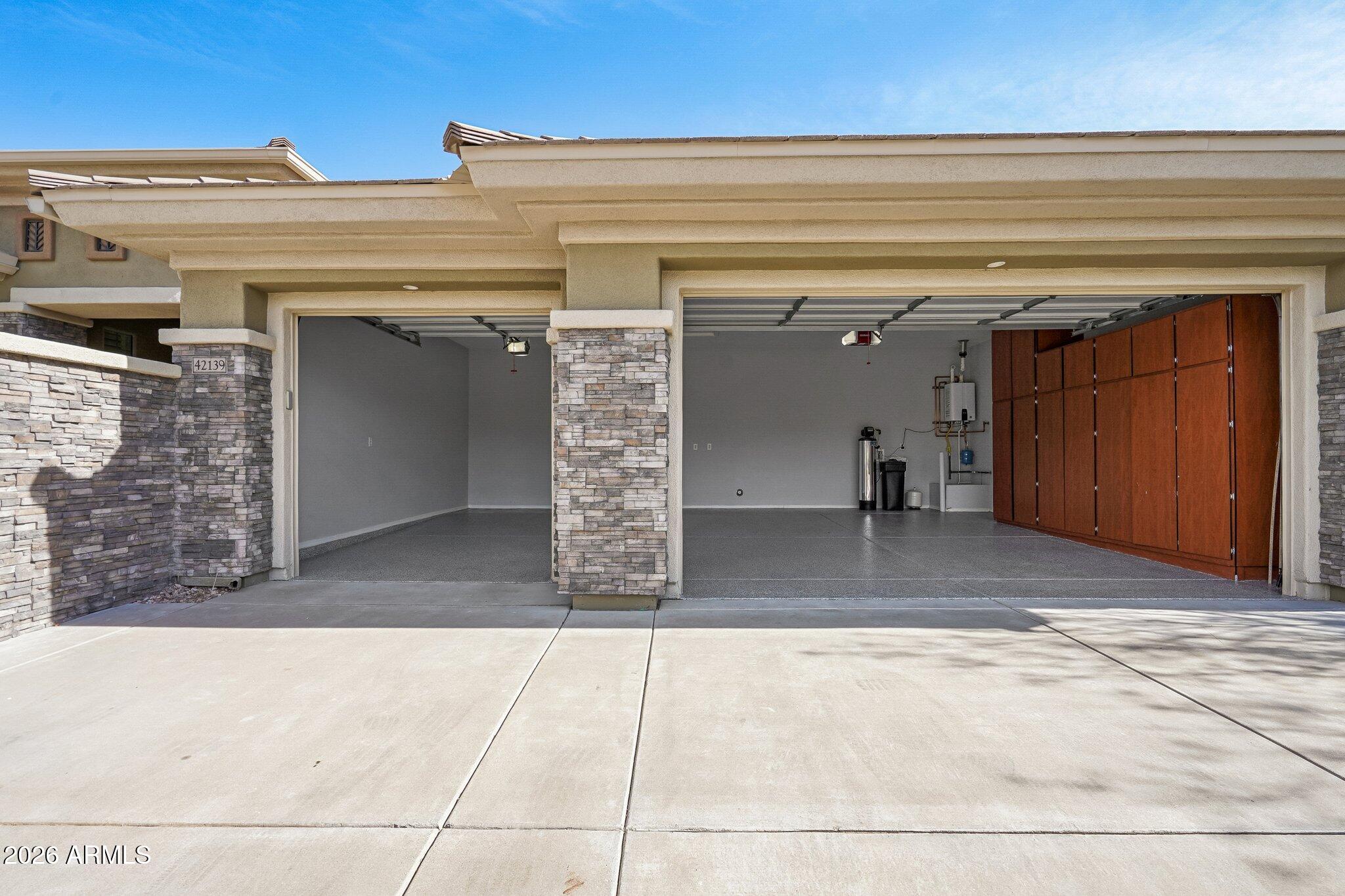 42139 N MOUNTAIN COVE Drive