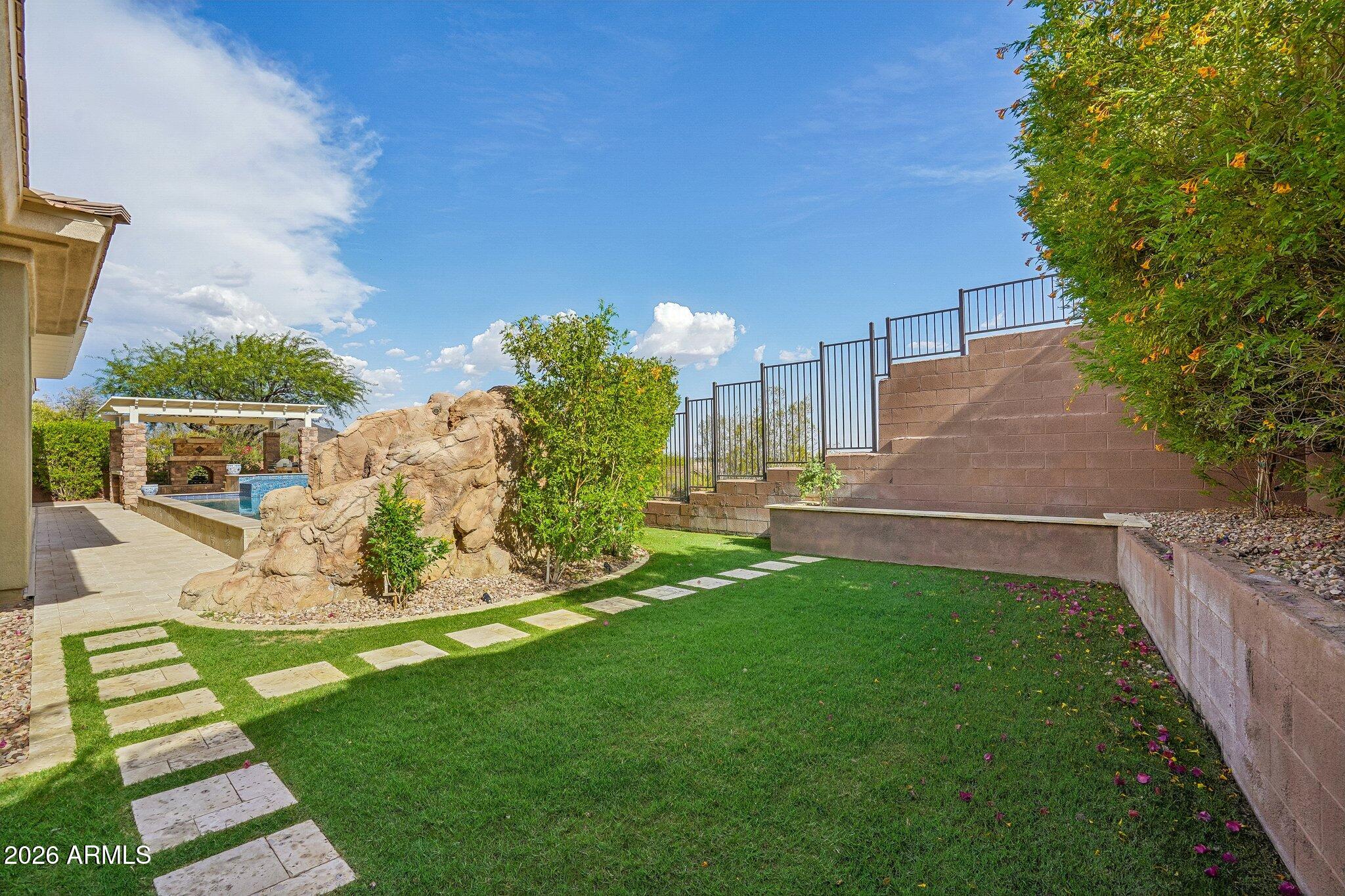 42139 N MOUNTAIN COVE Drive