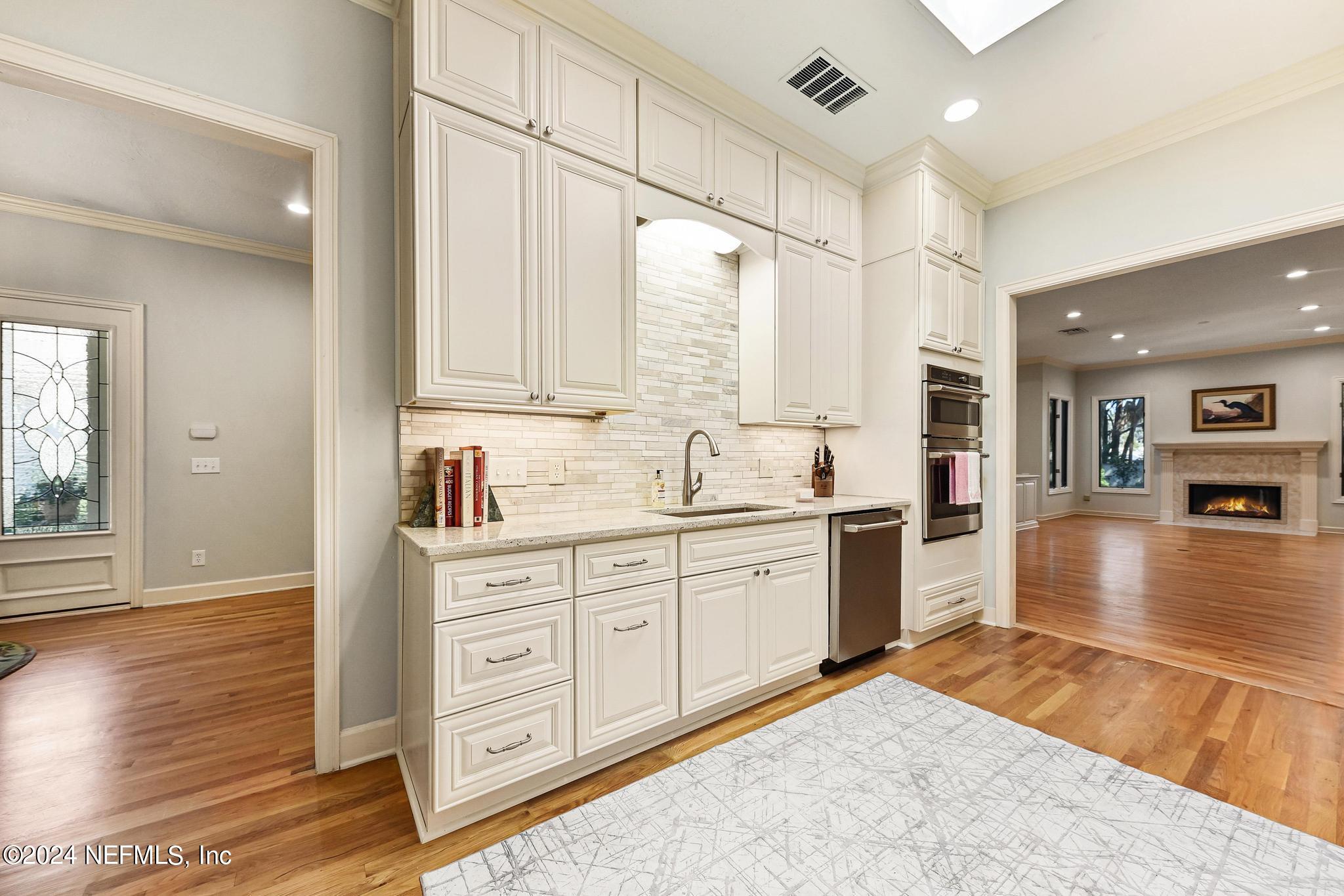 6823 LINFORD Lane