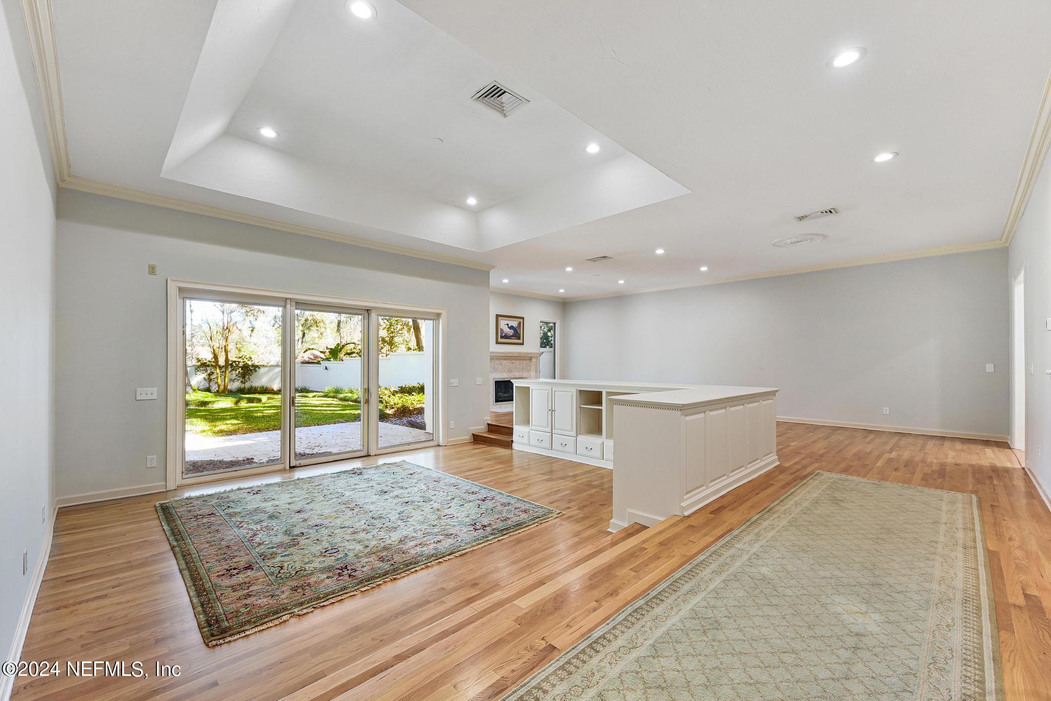 6823 LINFORD Lane