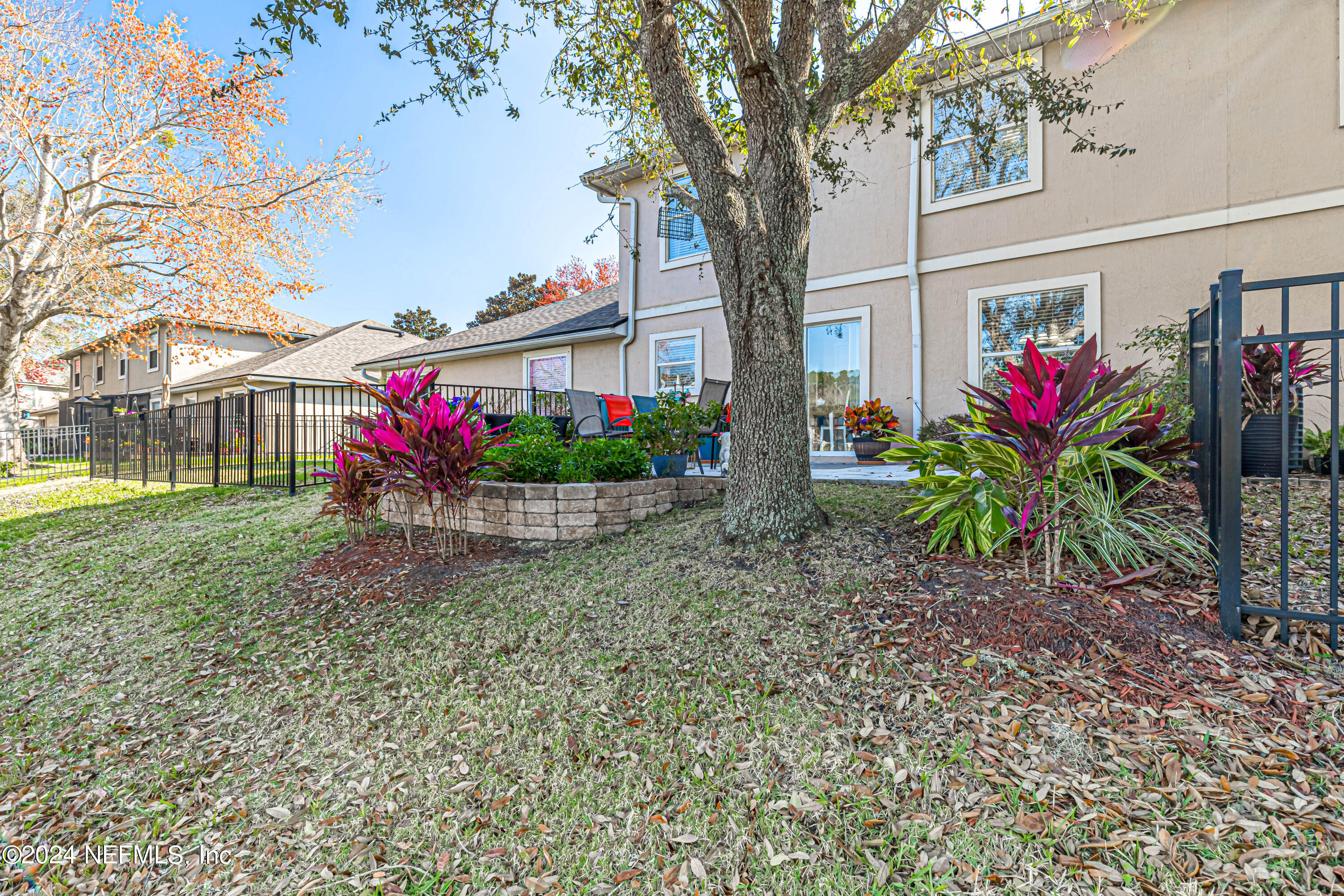1640 VINELAND Circle, B
