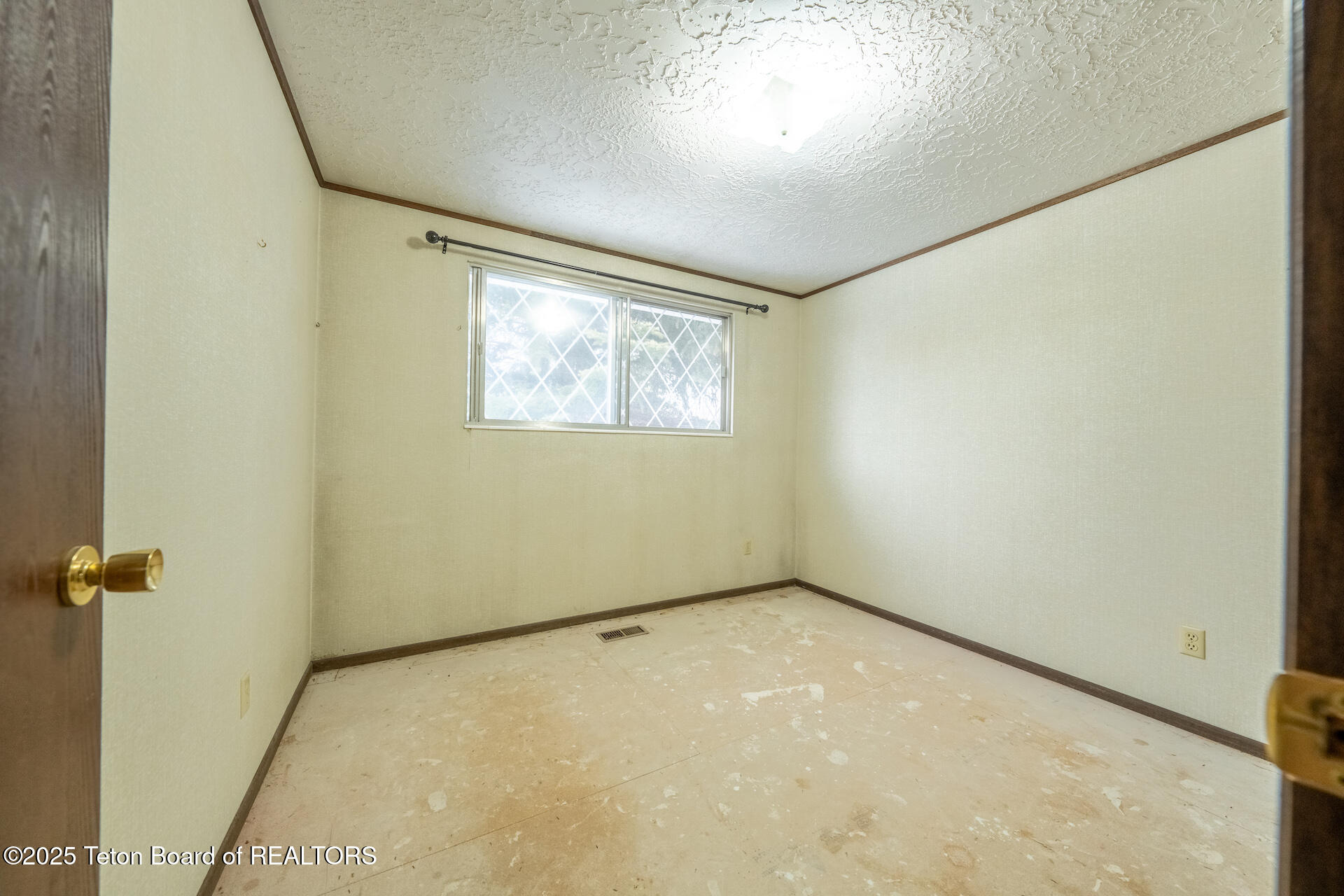 700 E PEARL Avenue