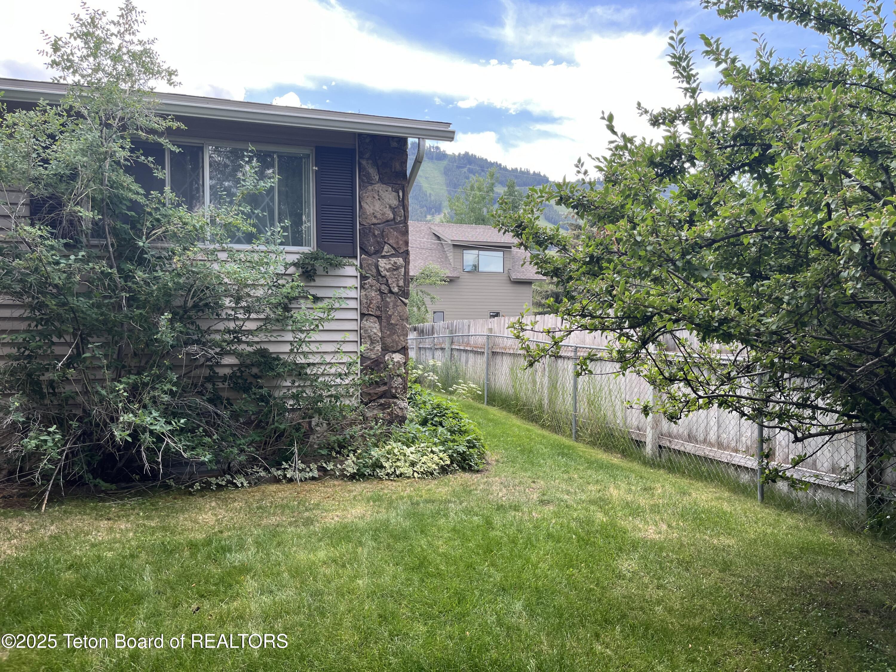 700 E PEARL Avenue