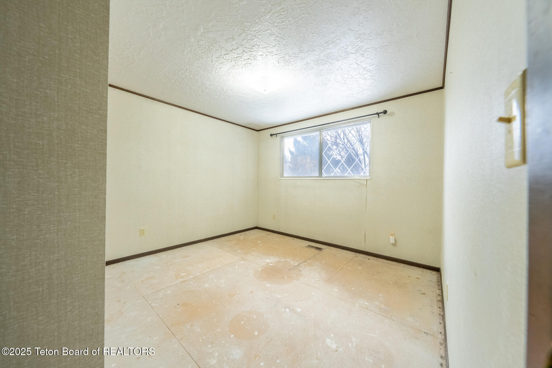 700 E PEARL Avenue