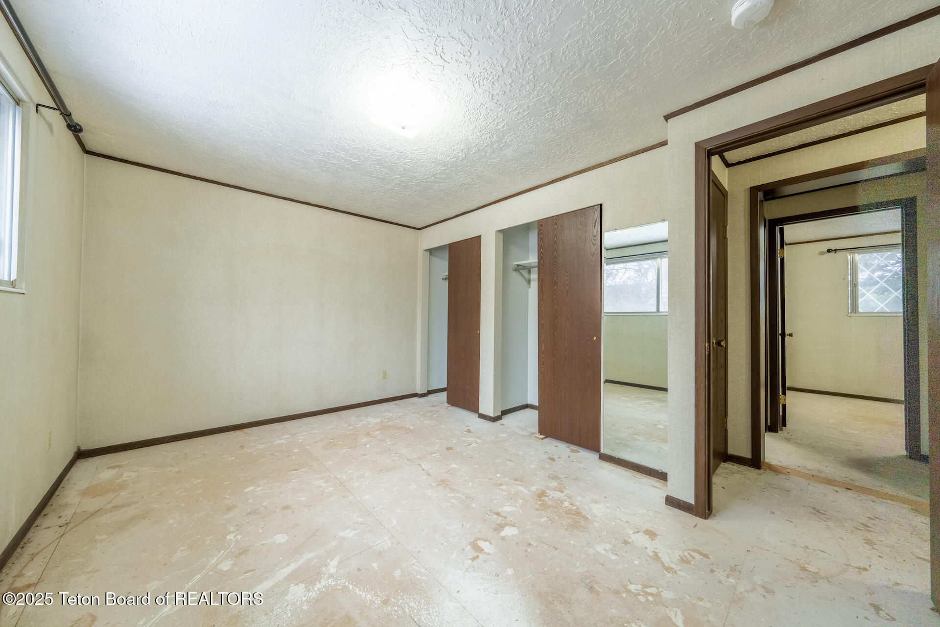 700 E PEARL Avenue