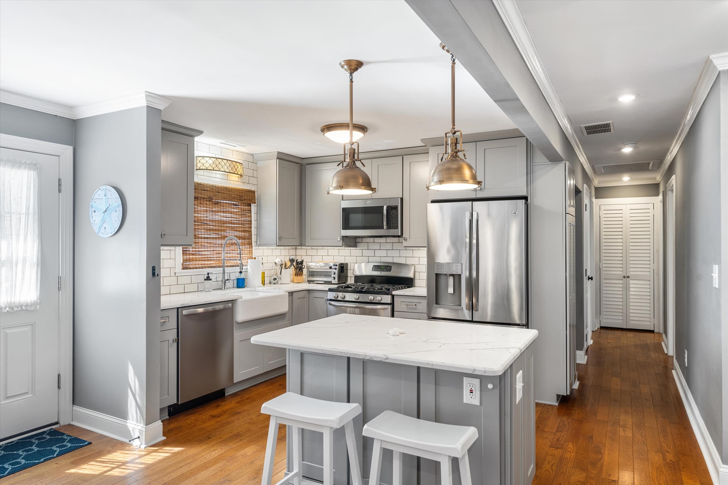 630 21st Street Unit: 2nd Floor