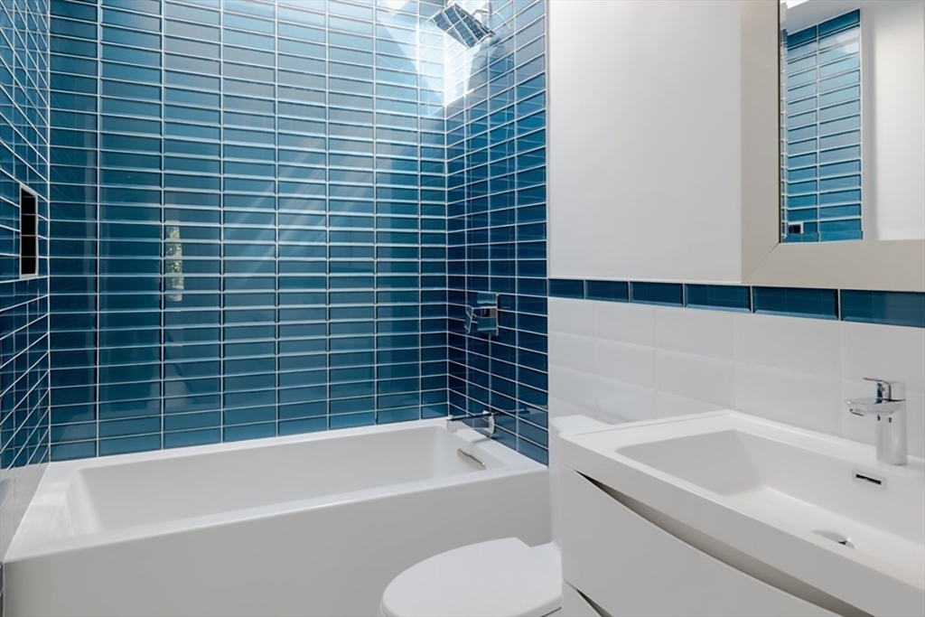 15 Colbourne Crescent # 3